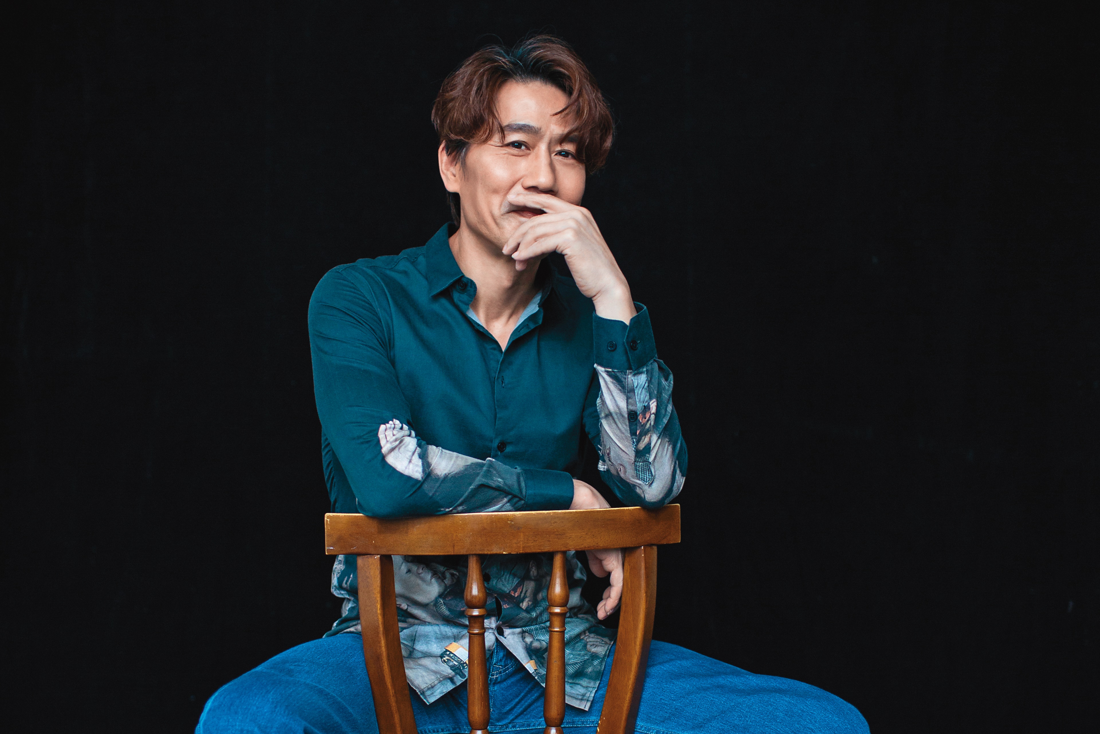 在絕大多數的時候， 你會期待藝人也會有「下班」的時刻， 但羅時豐一直都在「上班」， 只要有鏡頭就是他的舞台。