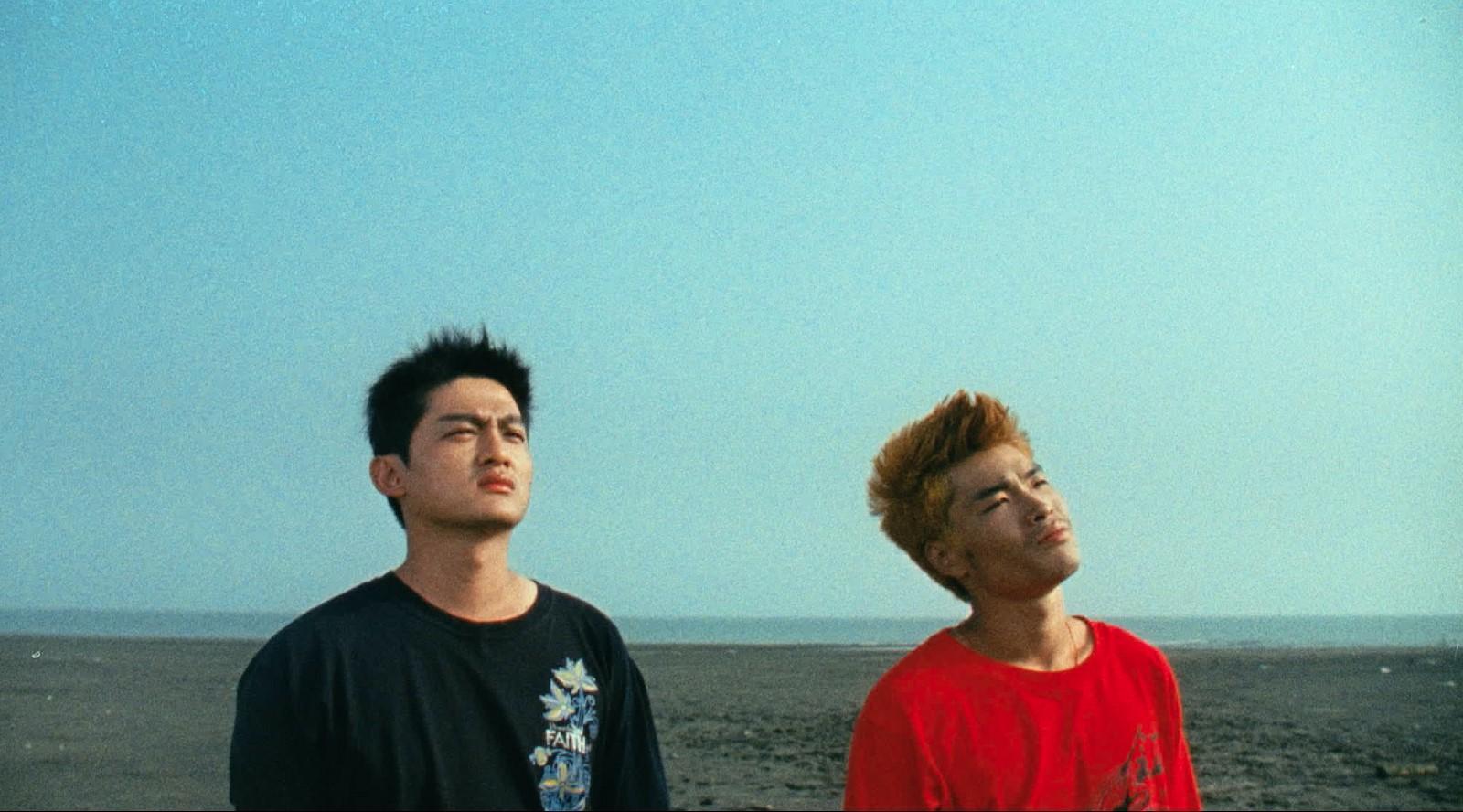  林禹緒（左）和陳莘太（右）為了拍《蚵豐村》，提前赴嘉義東石的網寮村體會漁民生活。（好威映象提供）