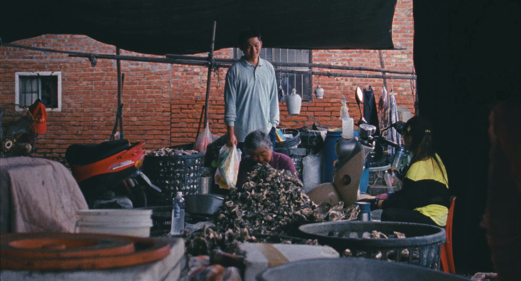 《蚵豐村》全片在網寮村取景，當地居民都大方提供生活資源協助劇組。（好威映象提供） 