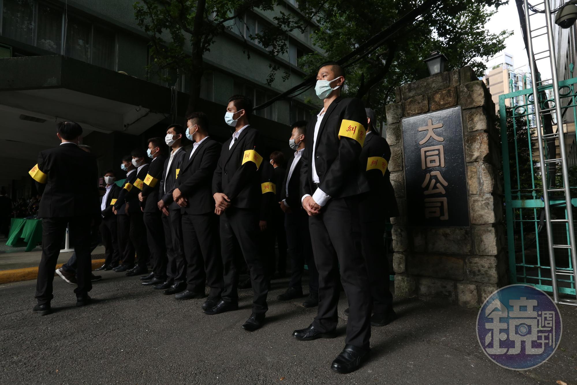 在一片噓聲中，林郭文艷宣布公司派提名的6名董事、3名獨董全當選，市場派全軍覆沒。