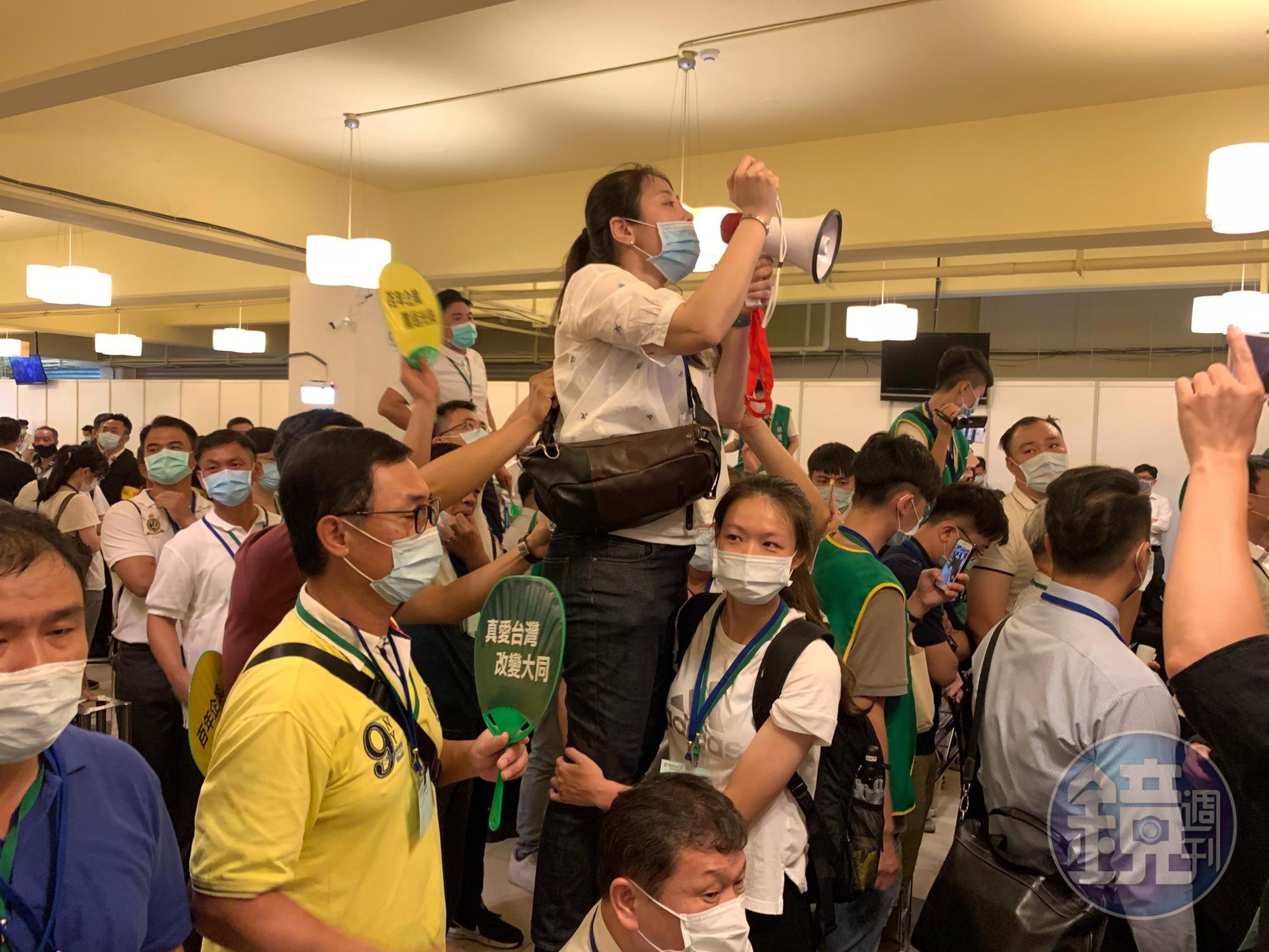 大同股東會上股東們頻頻上台發言,但林郭文艷始終沒有正面回應。