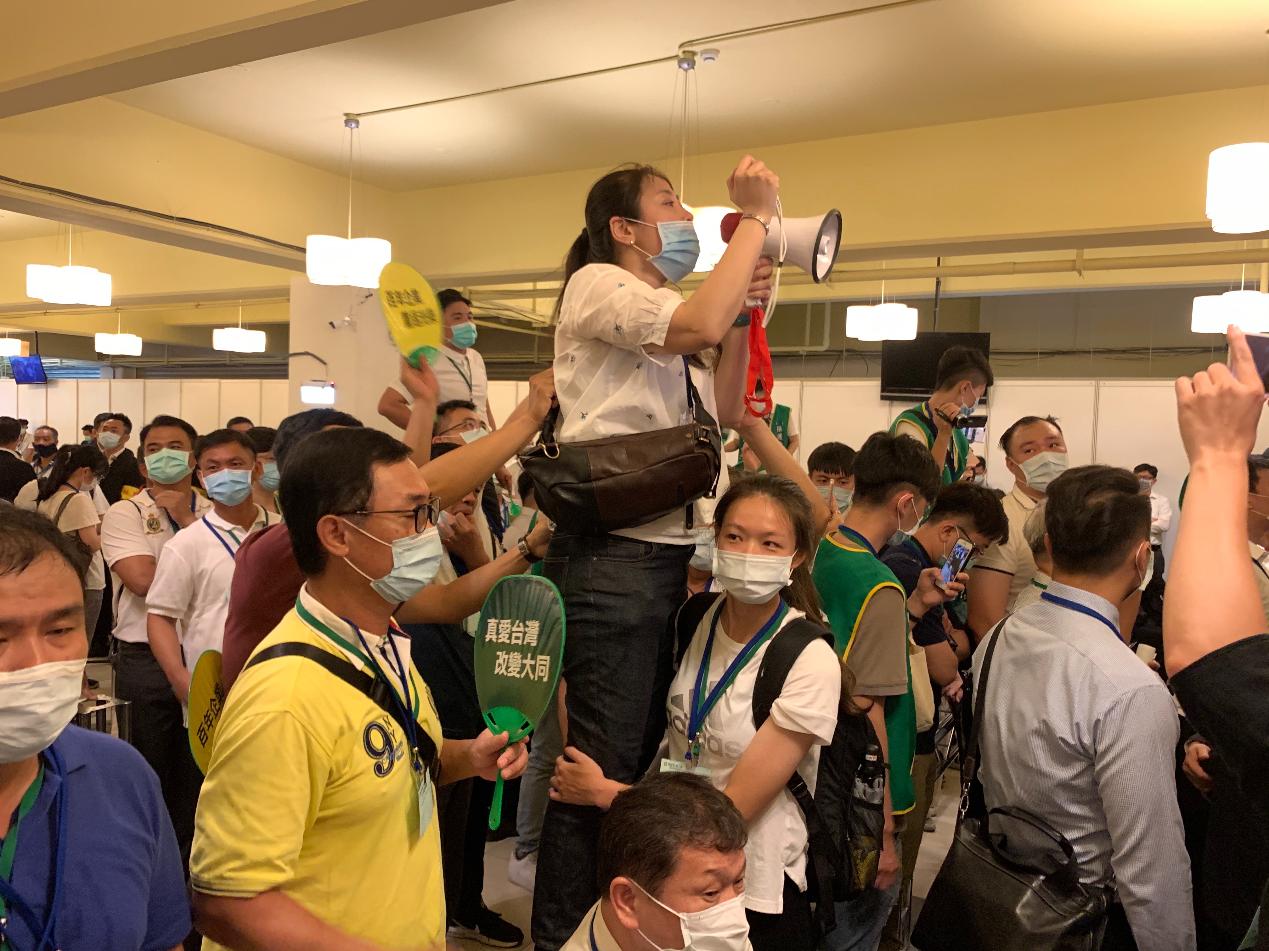 大同股東會上股東們頻頻上台發言，但林郭文艷始終沒有正面回應。