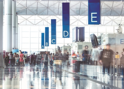 因疫情相關的轉機禁令,香港出現滯留機場進退不得的國際「人球」(網路截圖:Hong Kong Airport Authority)