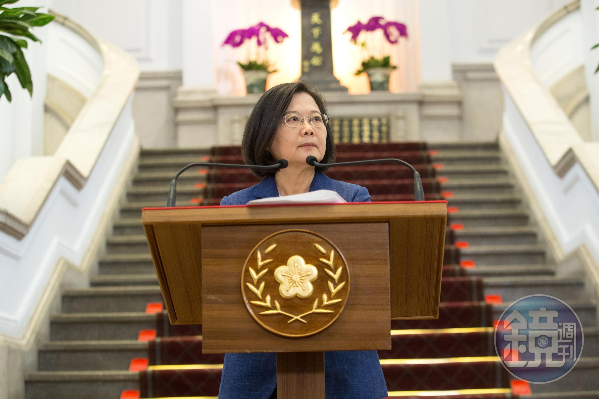 總統蔡英文稍早於臉書po文，痛批中國背棄承諾香港50年不變承諾，「更證明了『一國兩制』不可行。」（本刊資料照）