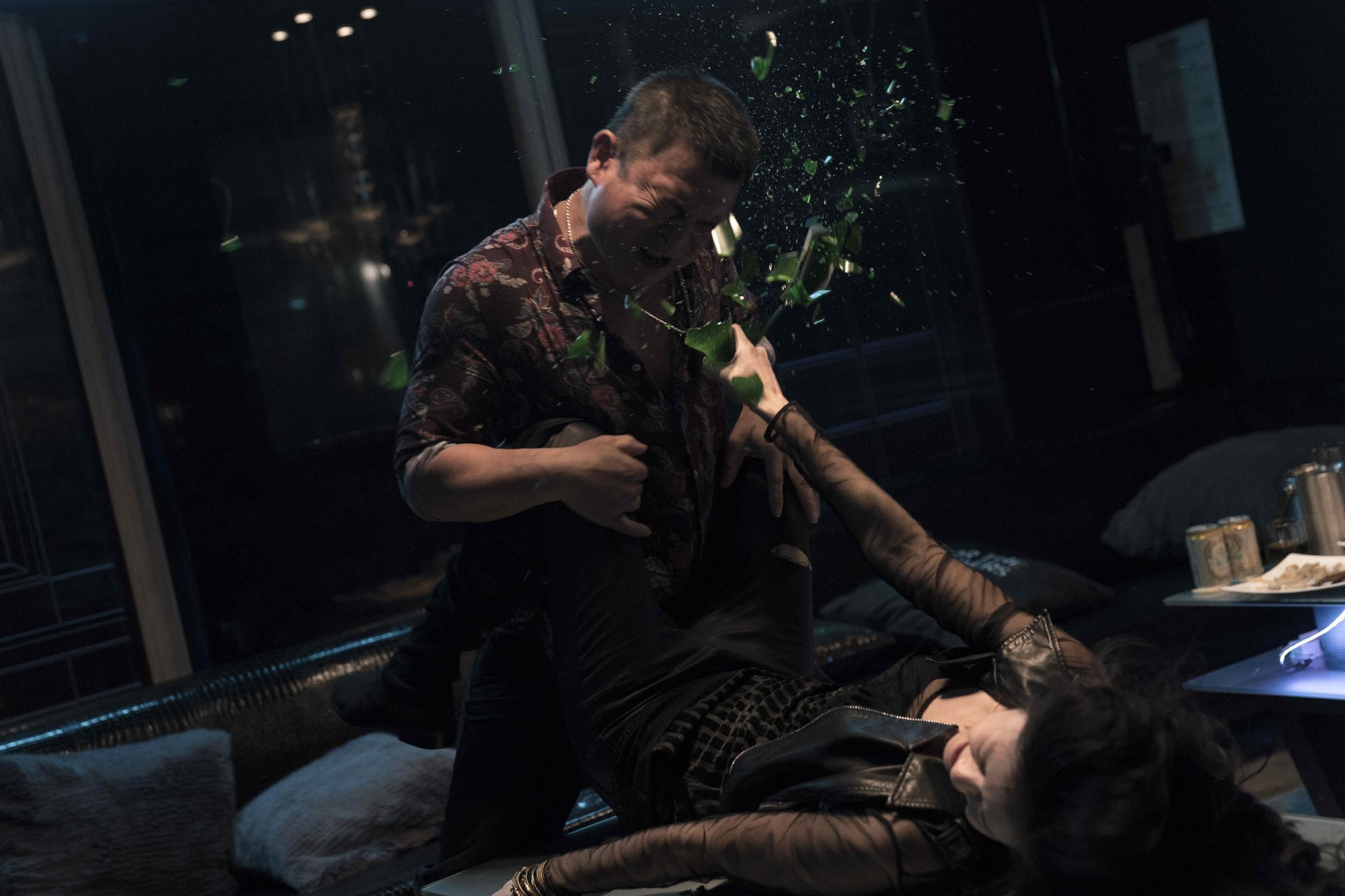 任容萱（下）在《驚夢49天》中險遭性侵極力反抗。（原創娛樂提供）