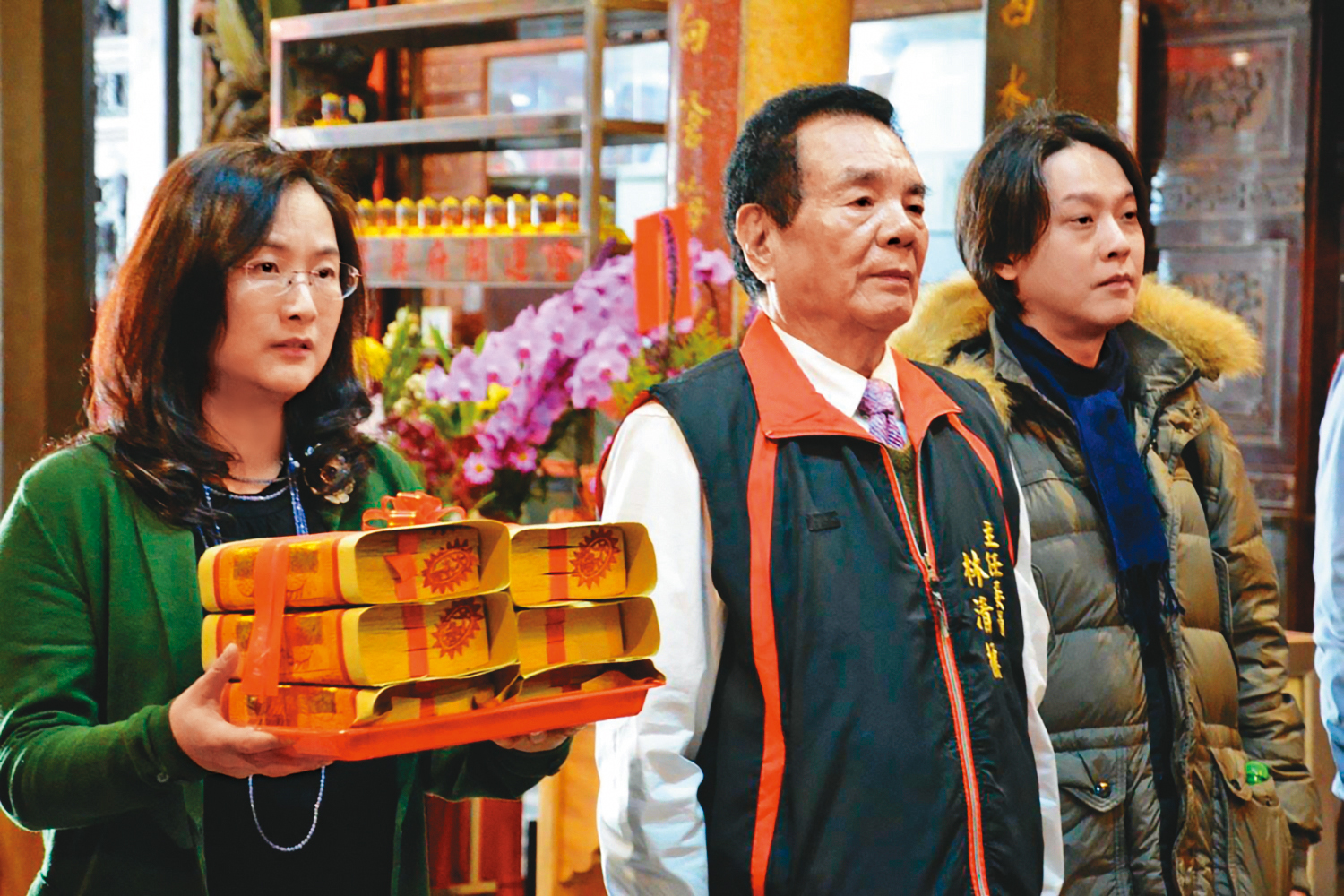 呂安妮（左）與王文洋分手後，常回家鄉雲林縣台西鄉的安西府上香，信仰相當虔誠。（翻攝五條港安西府張李莫千歲開基老祖臉書）