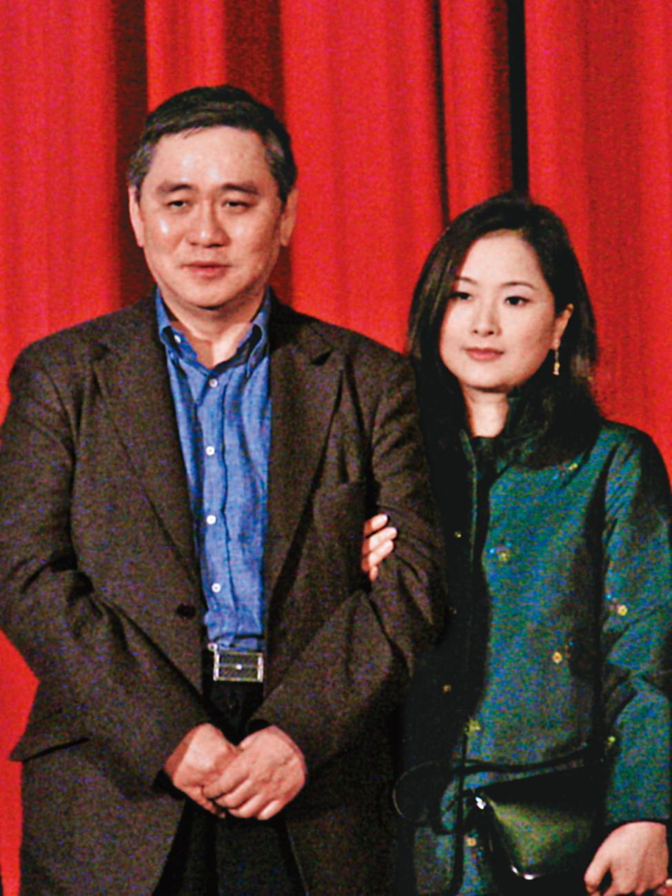 1995年間,呂安妮(右)與任教台大商研所的教授王文洋(左)爆發師生戀,王文洋為此和父親王永慶決裂而離開台塑,時隔22年後,2人傳出情變分手。(林筱穎攝,翻攝自狠攪社)
