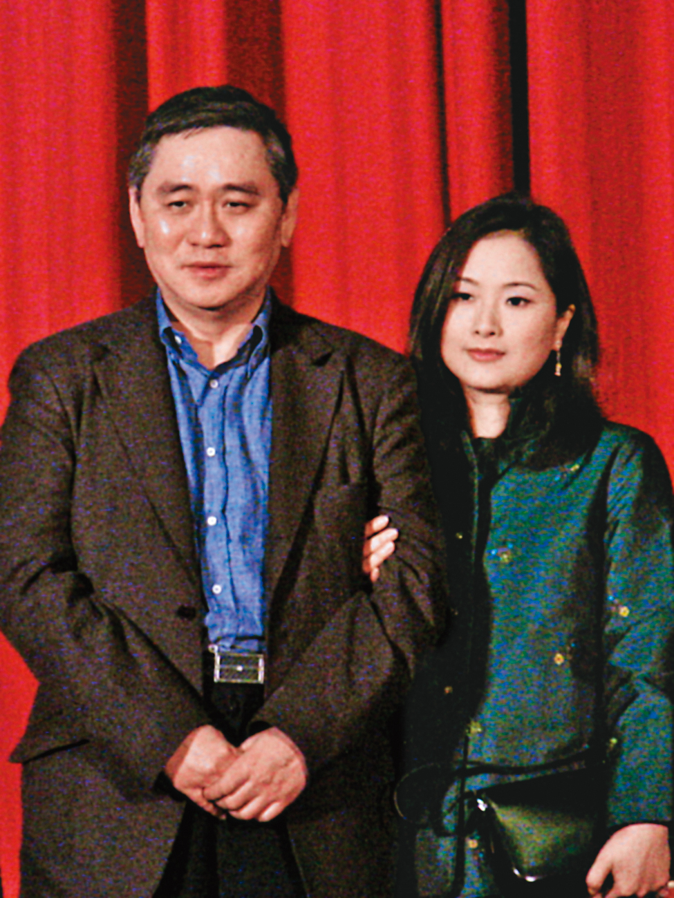 1995年間，呂安妮（右）與任教台大商研所的教授王文洋（左）爆發師生戀，王文洋為此和父親王永慶決裂而離開台塑，時隔22年後，2人傳出情變分手。（林筱穎攝，翻攝自狠攪社）