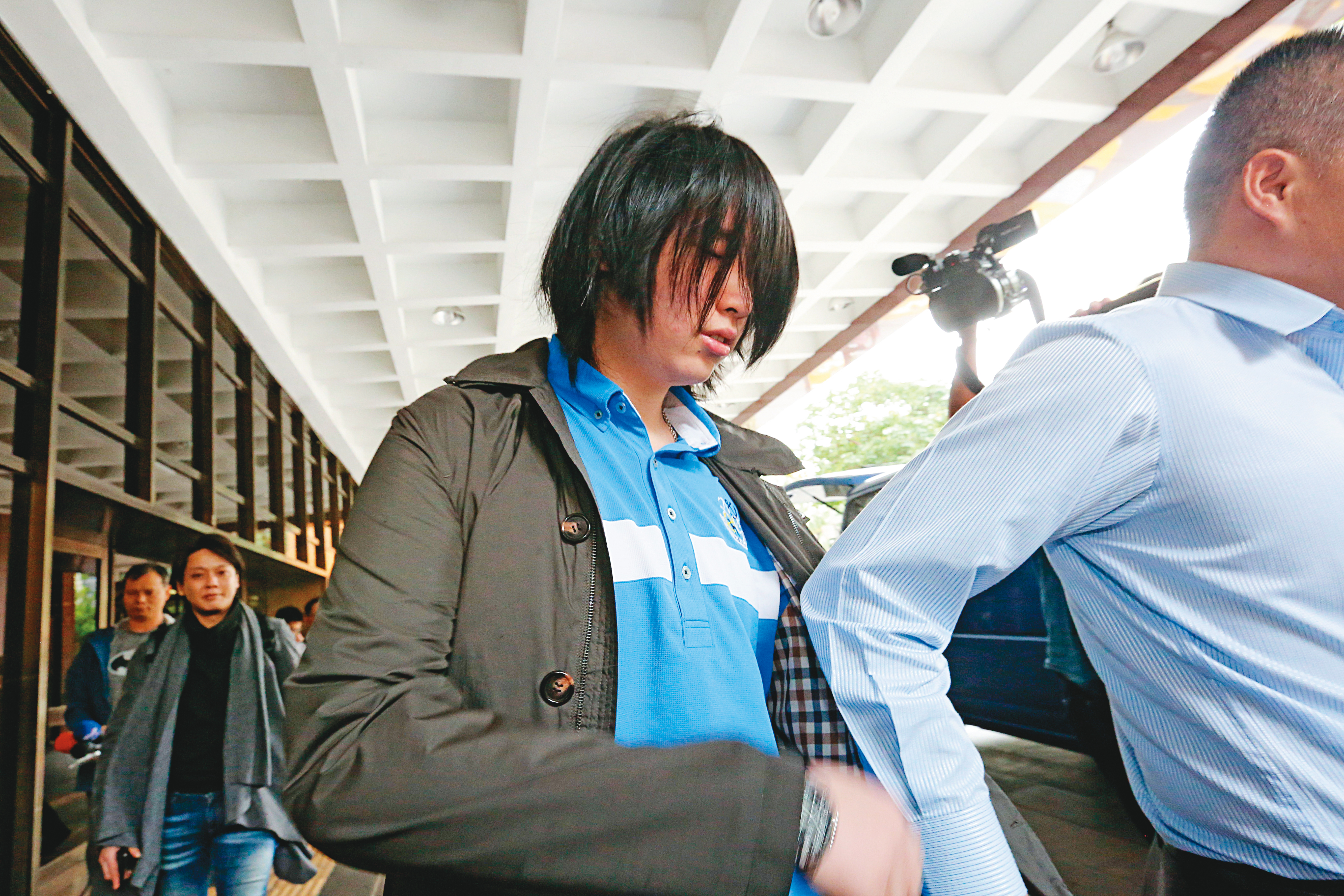 王銓勵（圖）前年因父親狀告媽媽而出庭作證，意外讓他長大成人後的長相曝光，面對媒體追問「有跟爸爸聯絡嗎？」王銓勵一語不發，快步離去。