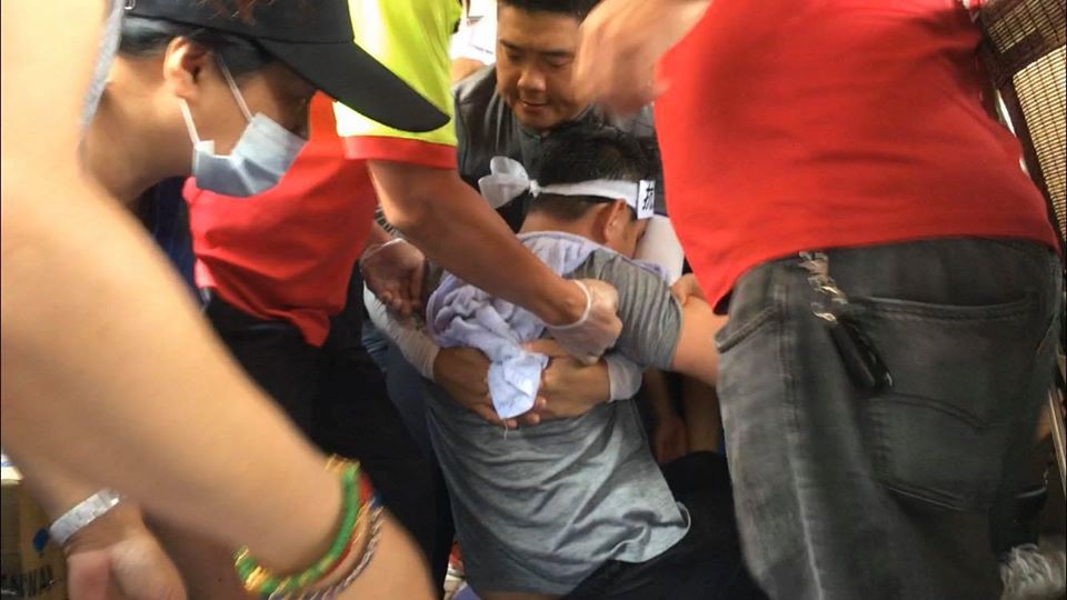 議員黃健豪抗議台電違法重啟中火2號機組，絕食28小時暈倒。（翻攝自盧秀燕臉書）