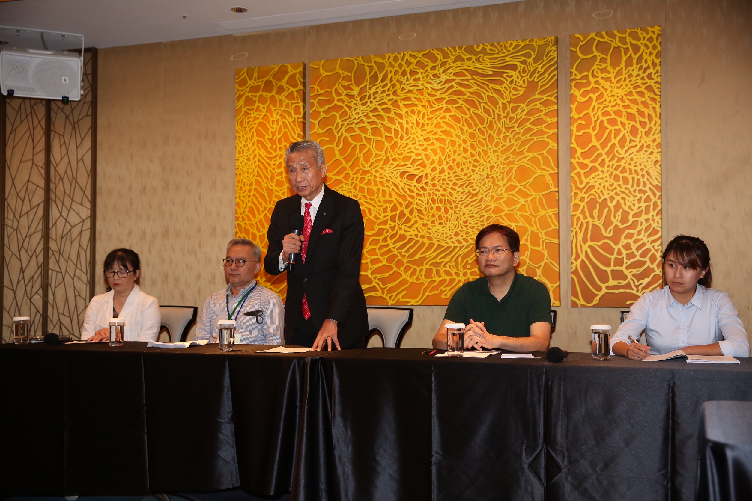 市場派代表、三圓建設董事長王光祥事後召開記者會呼籲，金管會、經濟部等主管機關應有強力作為，否則此事恐會淪為台灣資本市場的不良示範。