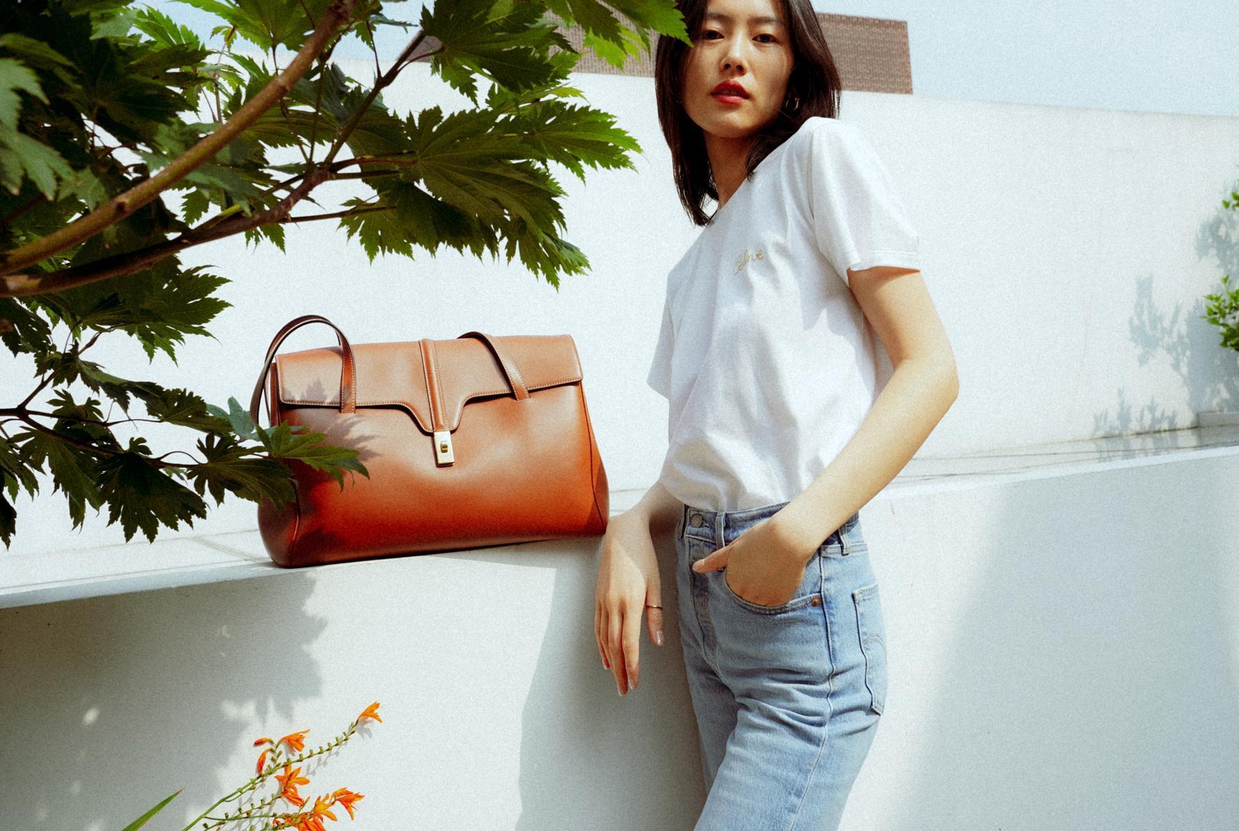 大表姊劉雯一身簡單的穿搭,與CELINE最新的SOFT 16包相得益彰。(CELINE 提供)