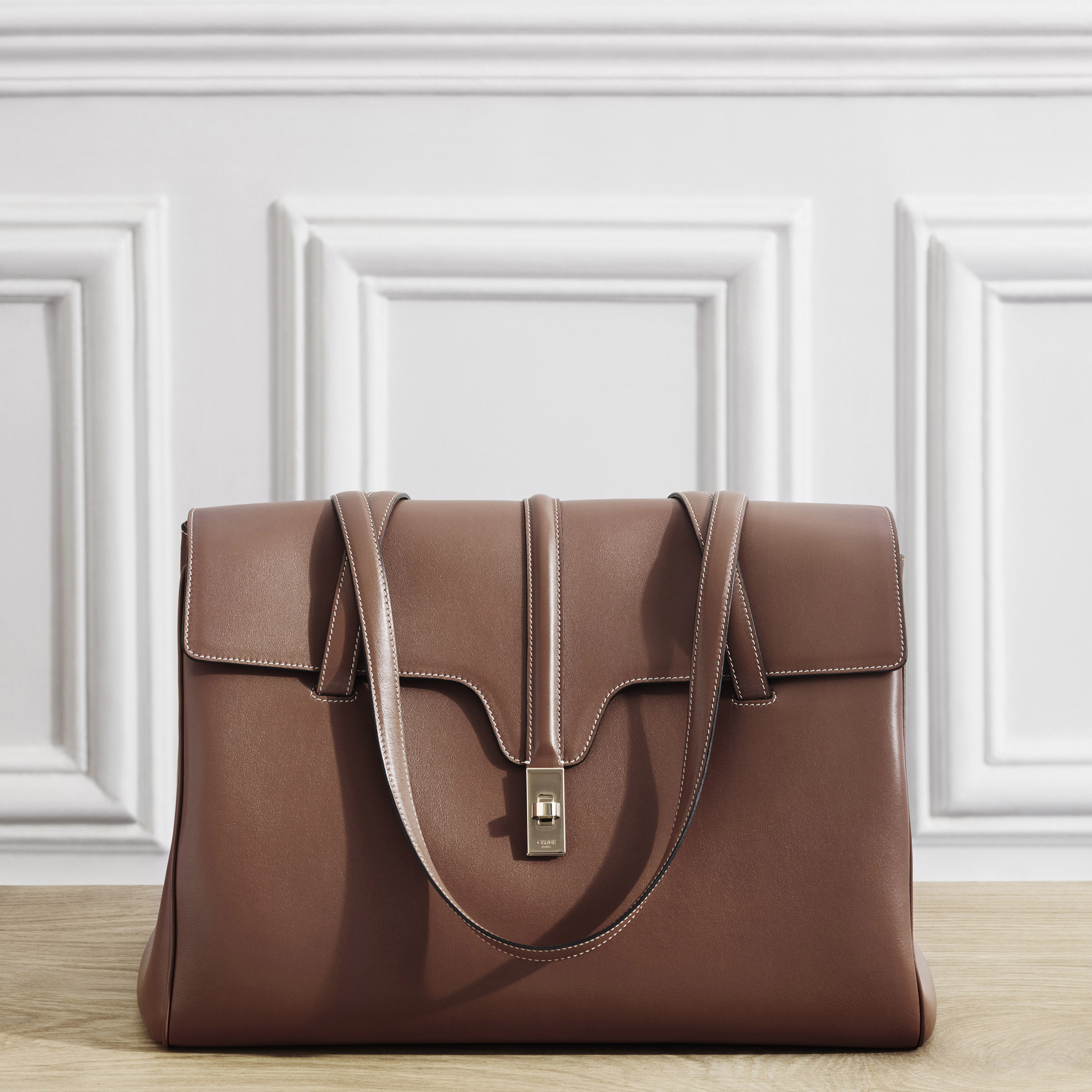 SOFT 16焦糖棕色小牛皮大型肩背包，NT$99,000。（CELINE 提供）