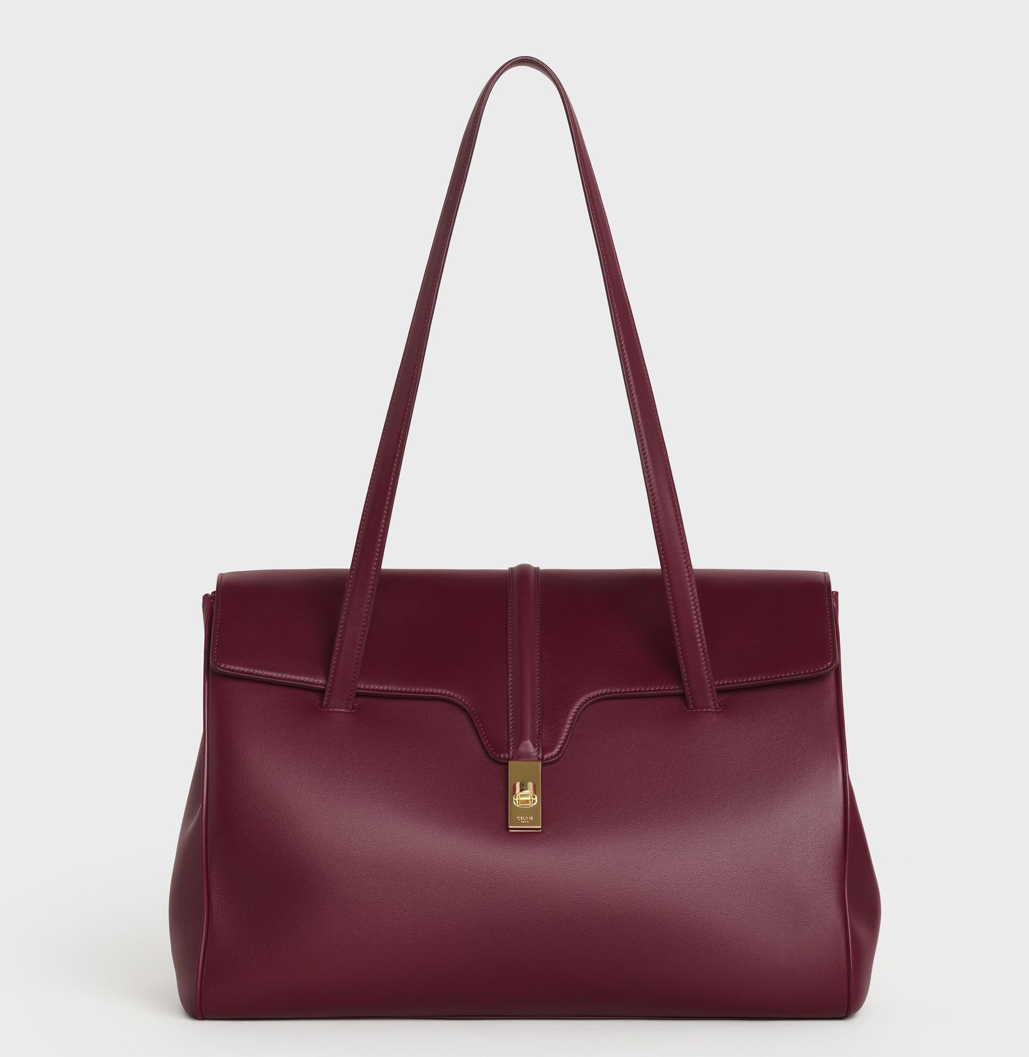 SOFT 16酒紅色小牛皮大型肩背包,NT$99,000。(CELINE 提供)