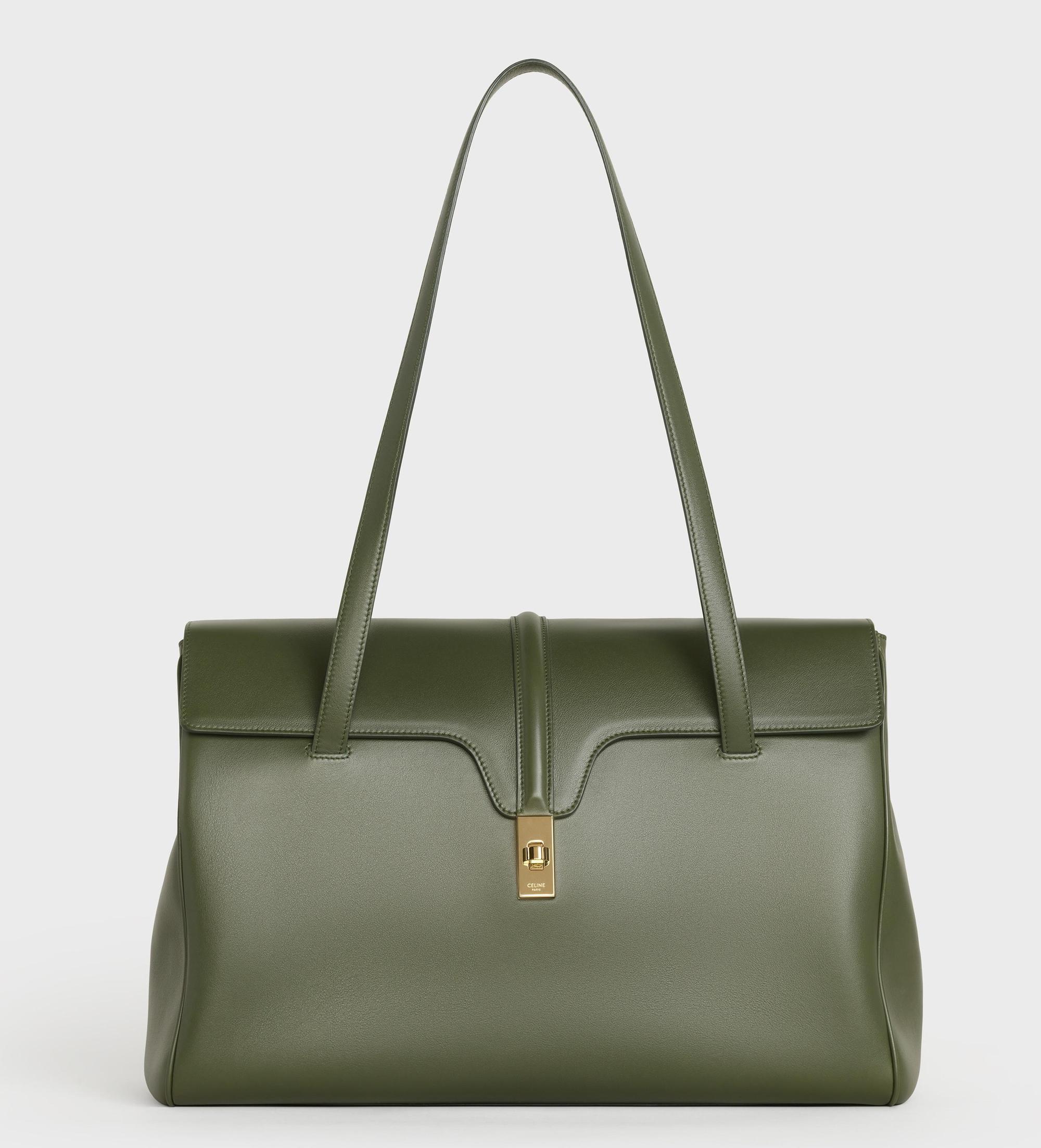 SOFT 16卡其綠小牛皮大型肩背包,NT$99,000。(CELINE 提供)