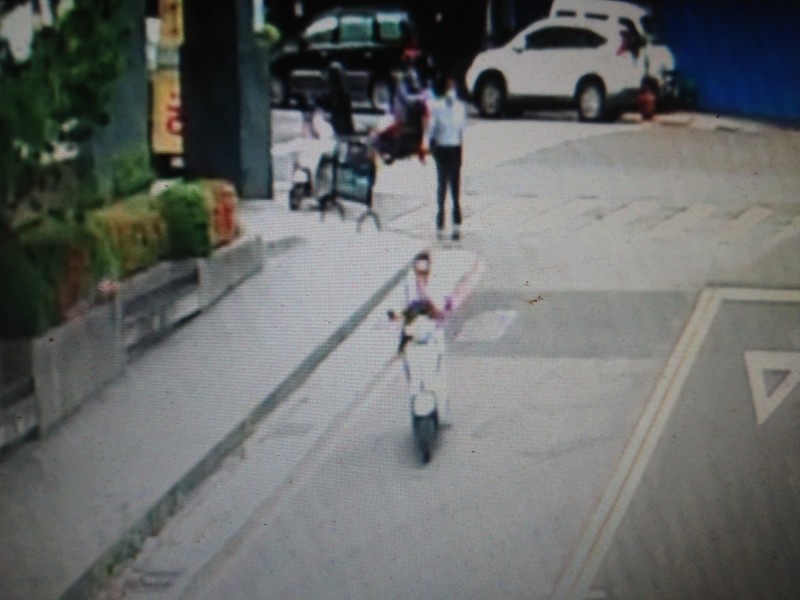 張姓嫌犯騎機車未戴安全帽，匆忙逃逸。（翻攝畫面）