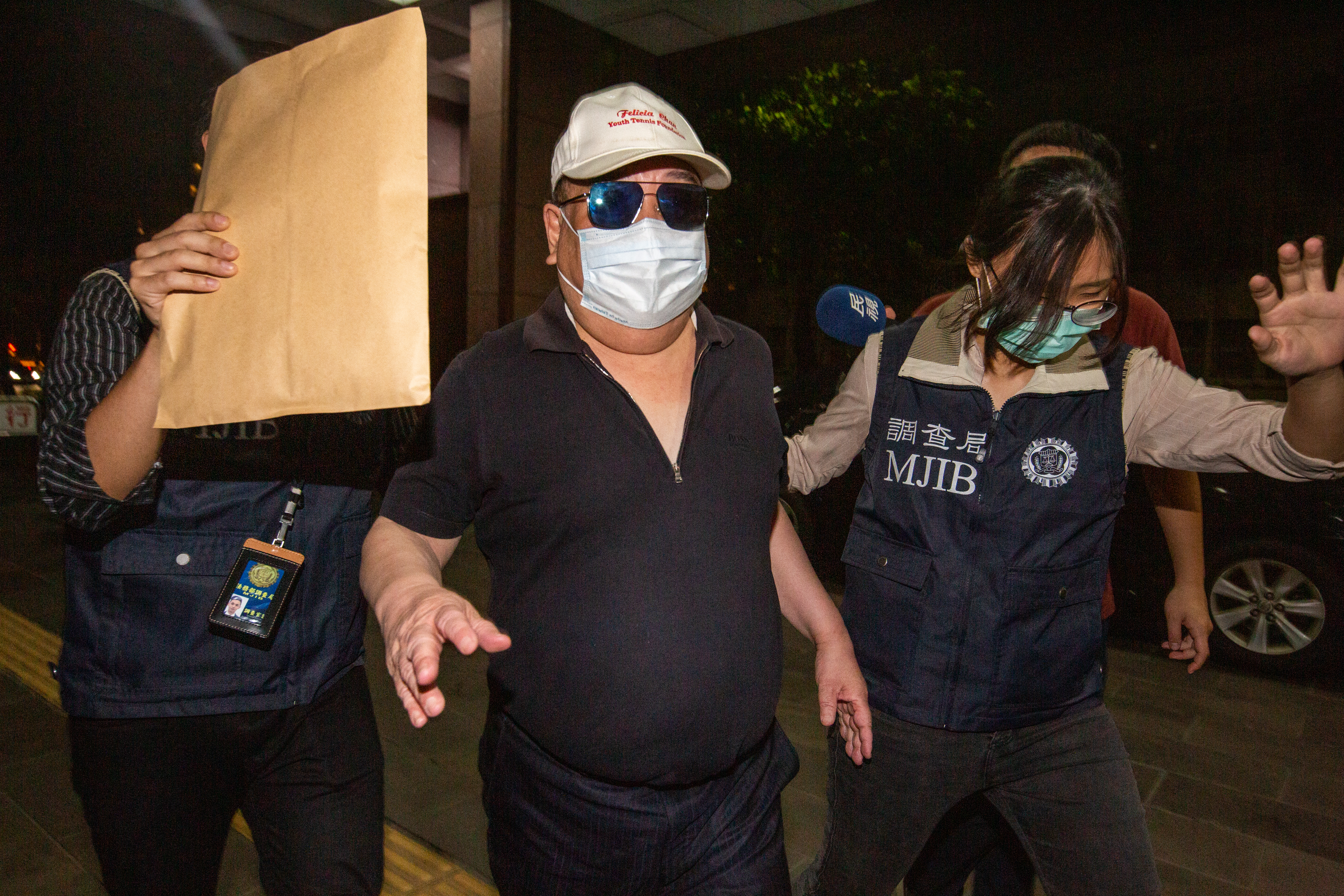 洪村騫（中）今日被裁定以1,000萬元交保。