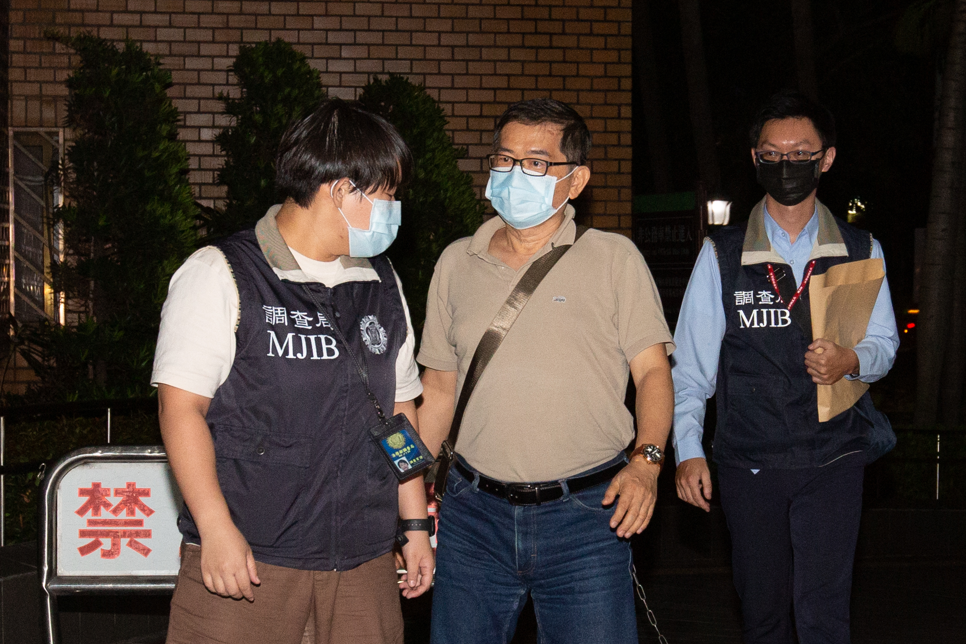 檢方今將郭詩晃（中）、洪村騫及其秘書李世仁等3人依違反貪汙治罪條例向法院聲請羈押禁見。