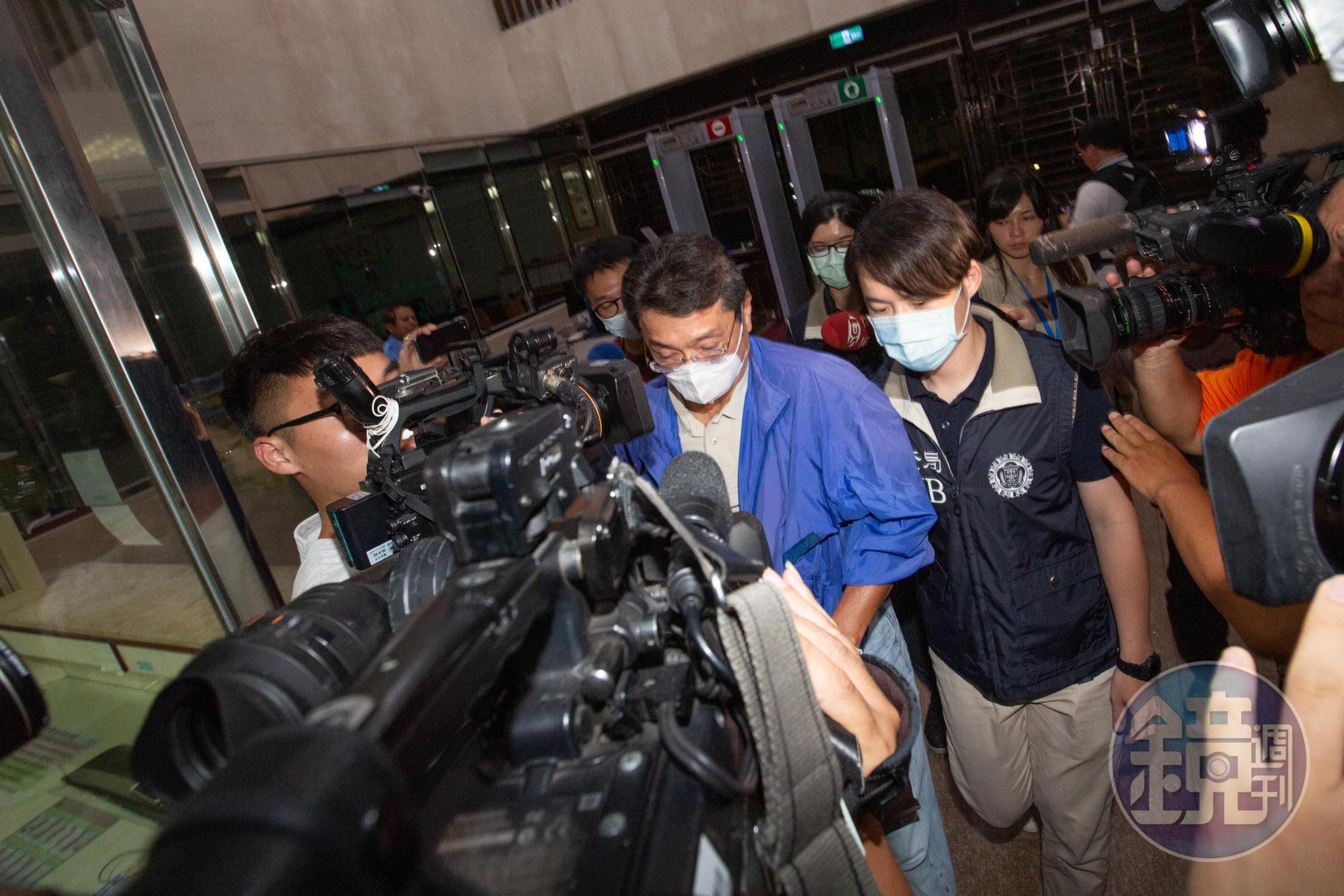 檢方今晨將郭詩晃、洪村騫及其祕書李世仁(中)等3人依違反貪汙治罪條例向法院聲請羈押禁見。