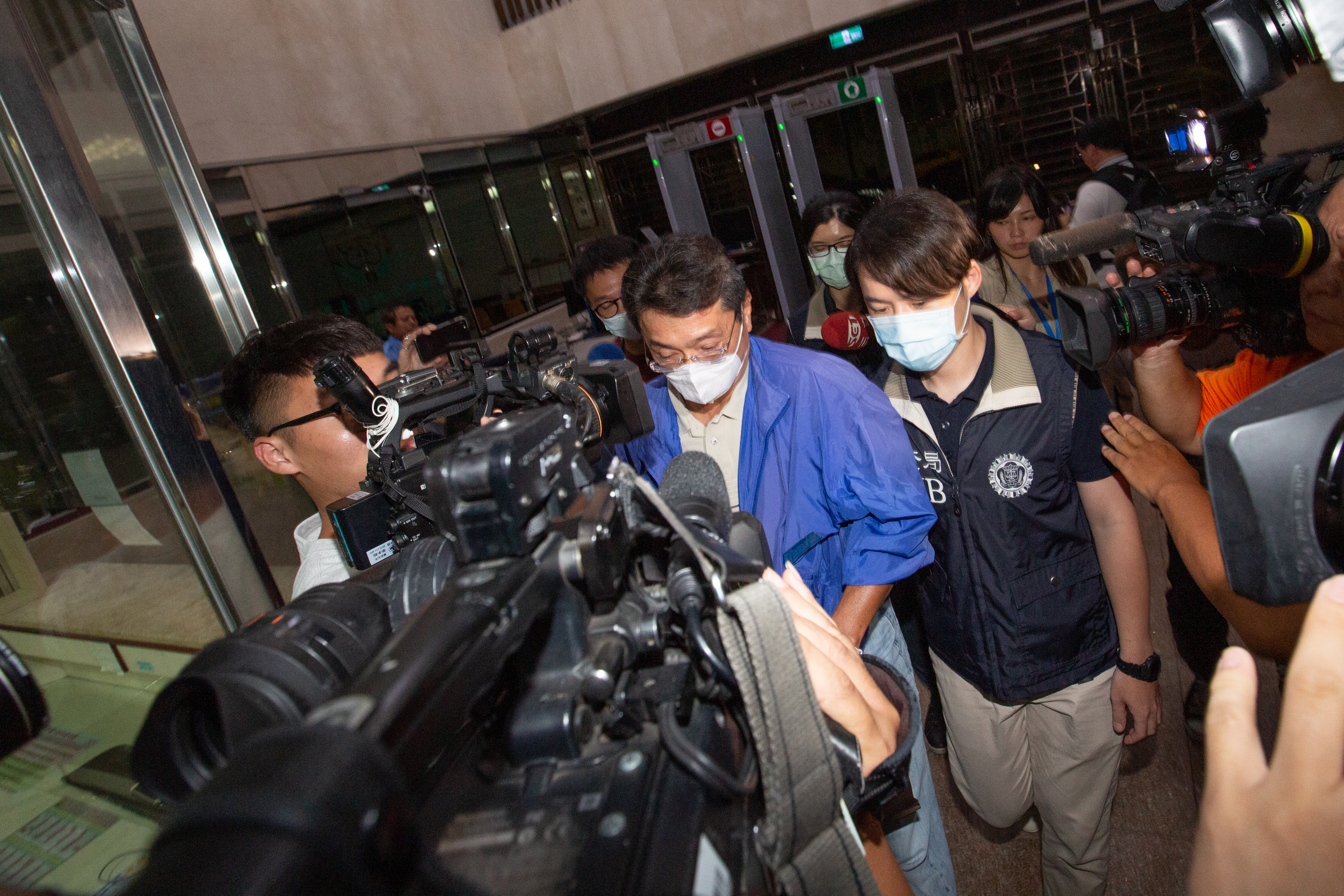 檢方今晨將郭詩晃、洪村騫及其祕書李世仁（中）等3人依違反貪汙治罪條例向法院聲請羈押禁見。