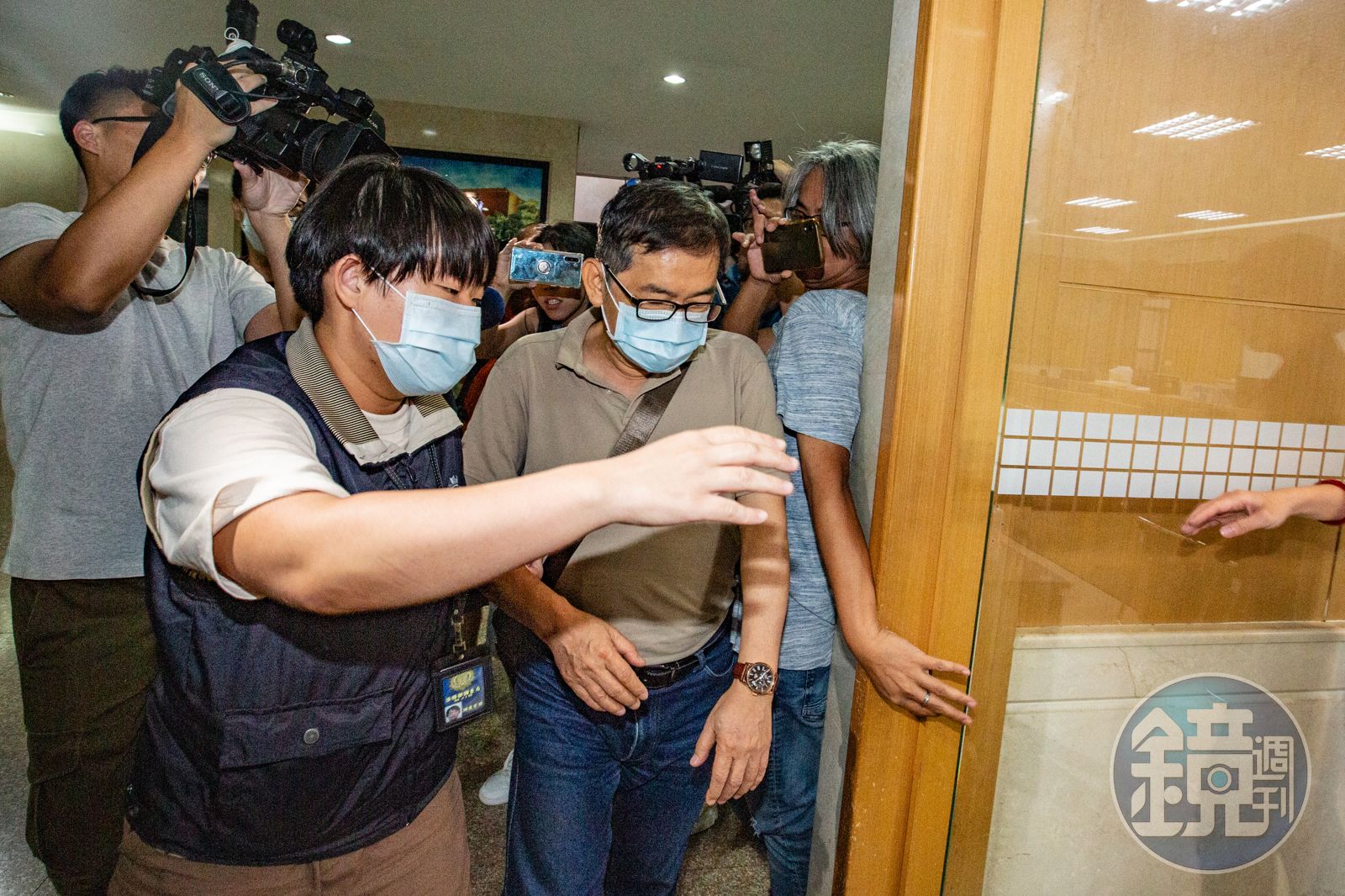 潤寅詐貸爆索賄案外案　調查官涉弊遭收押禁見 - 鏡週刊 Mirror Media