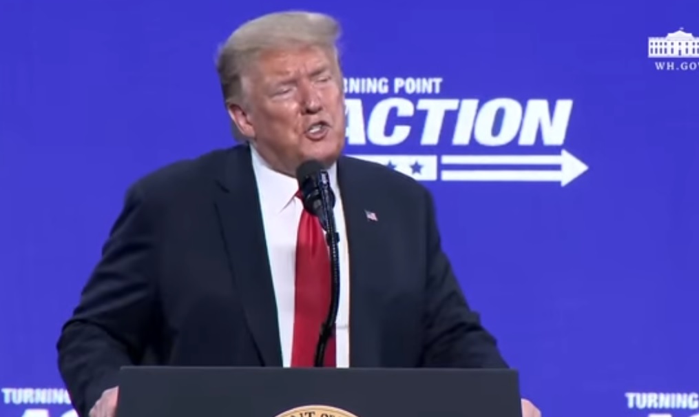 武漢肺炎在美國疫情未見緩和，總統川普將矛頭指向中國，並在推特批「對中國感到越來越憤怒」。（翻攝The White House臉書）