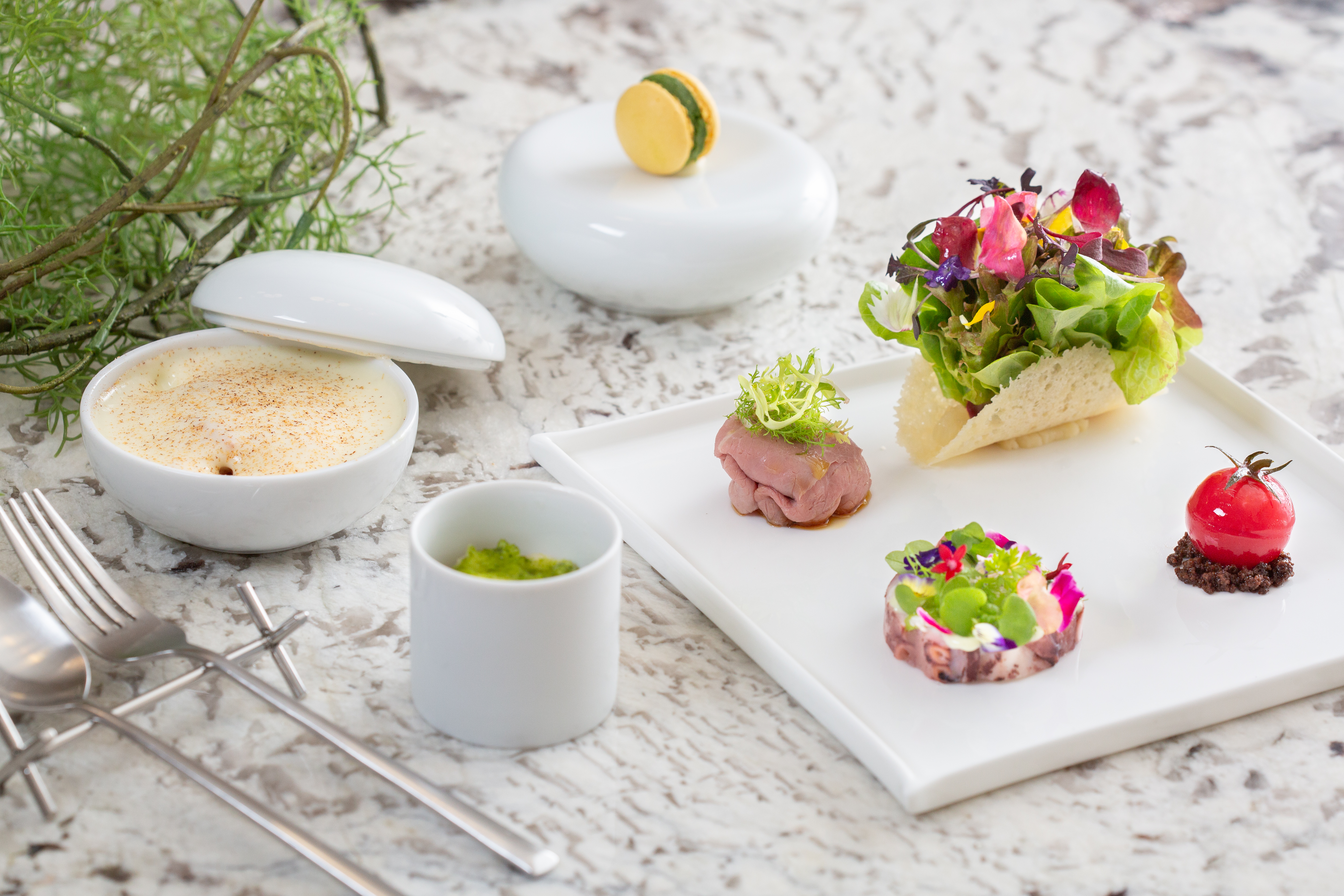 「開胃小菜」有主廚塔可、番茄凍、章魚凍、小牛肉、抹茶起司馬卡龍、海鮮和冰沙。（3,680元套餐前菜）