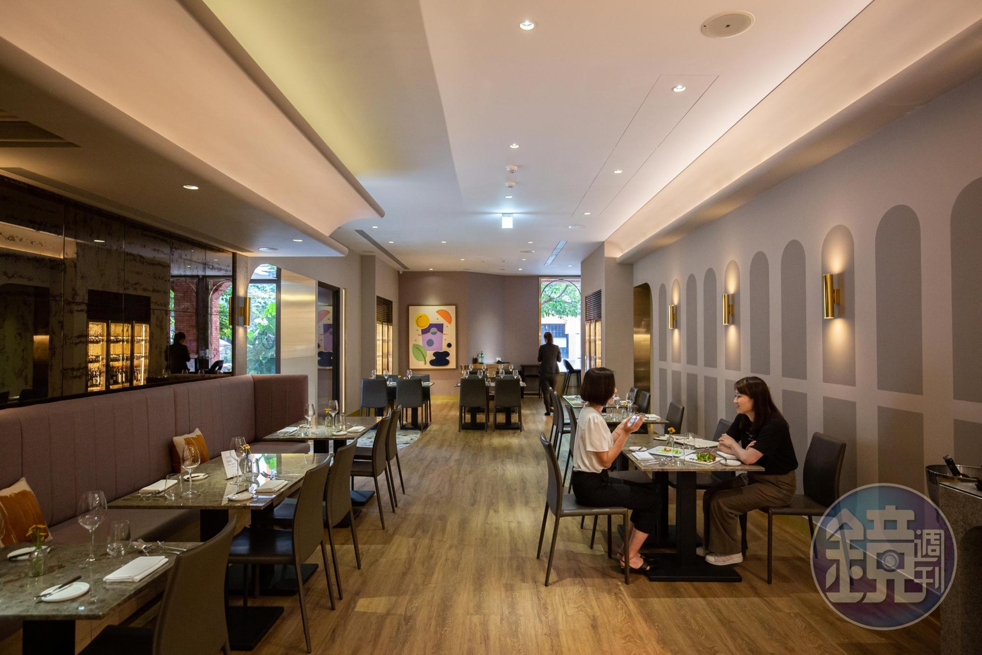 餐廳命名為CROM，源自Chroma彩度，將當令鮮活食材收進盤中。