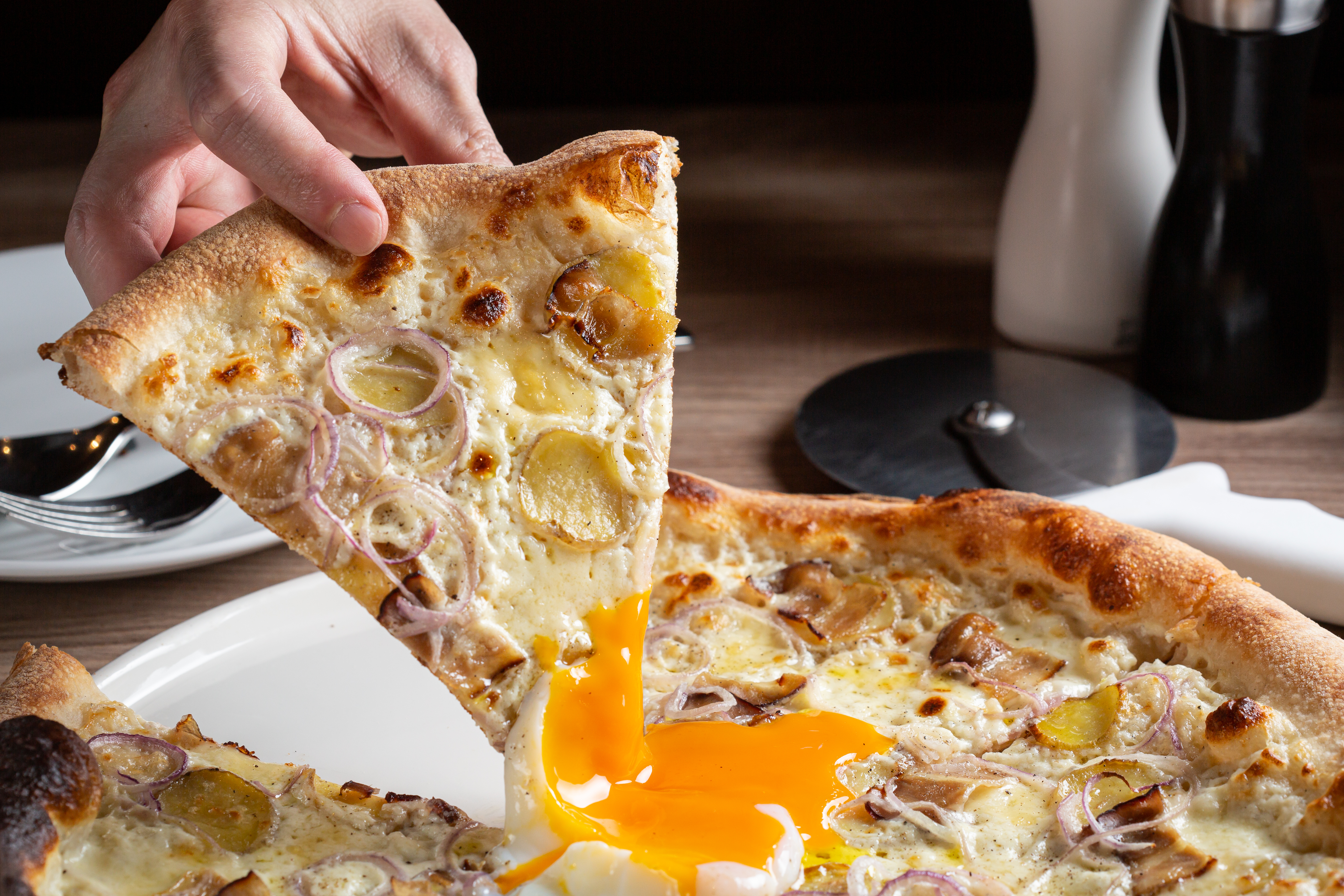 「農夫派」是店裡唯一的白醬披薩，也是最威風的一款，人氣贏過店內的番茄紅醬口味。（420元／份）