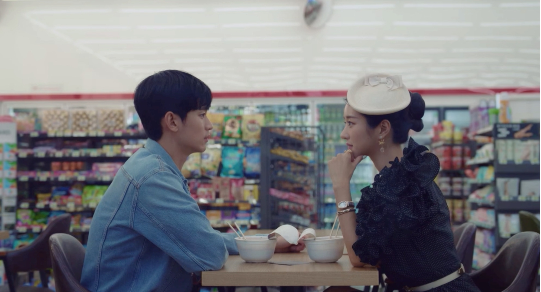 徐睿知在《雖然是精神病但沒關係》中，佩戴寶格麗Serpenti Tubogas腕錶與金秀賢吃泡麵。（翻攝自NETFLIX）