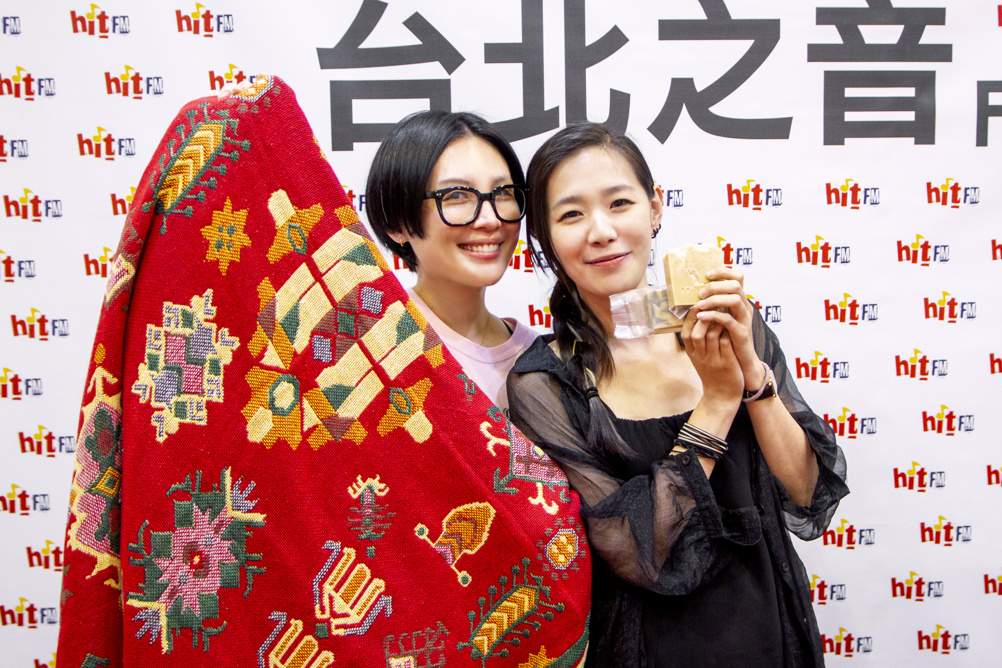 安溥發行新作〈蘚的歌唱〉，上魏如萱的節目獲得意外的母奶皂禮物。（Hit Fm聯播網提供）