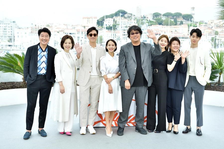 奉俊昊（右四）執導的《寄生上流》紅遍全球，也帶旺演員聲勢，除李善均（左三）外，宋康昊（左起）、張慧珍、曹汝貞、朴素丹、李姃垠、崔宇植全成了奧斯卡會員。（翻攝daum movie）