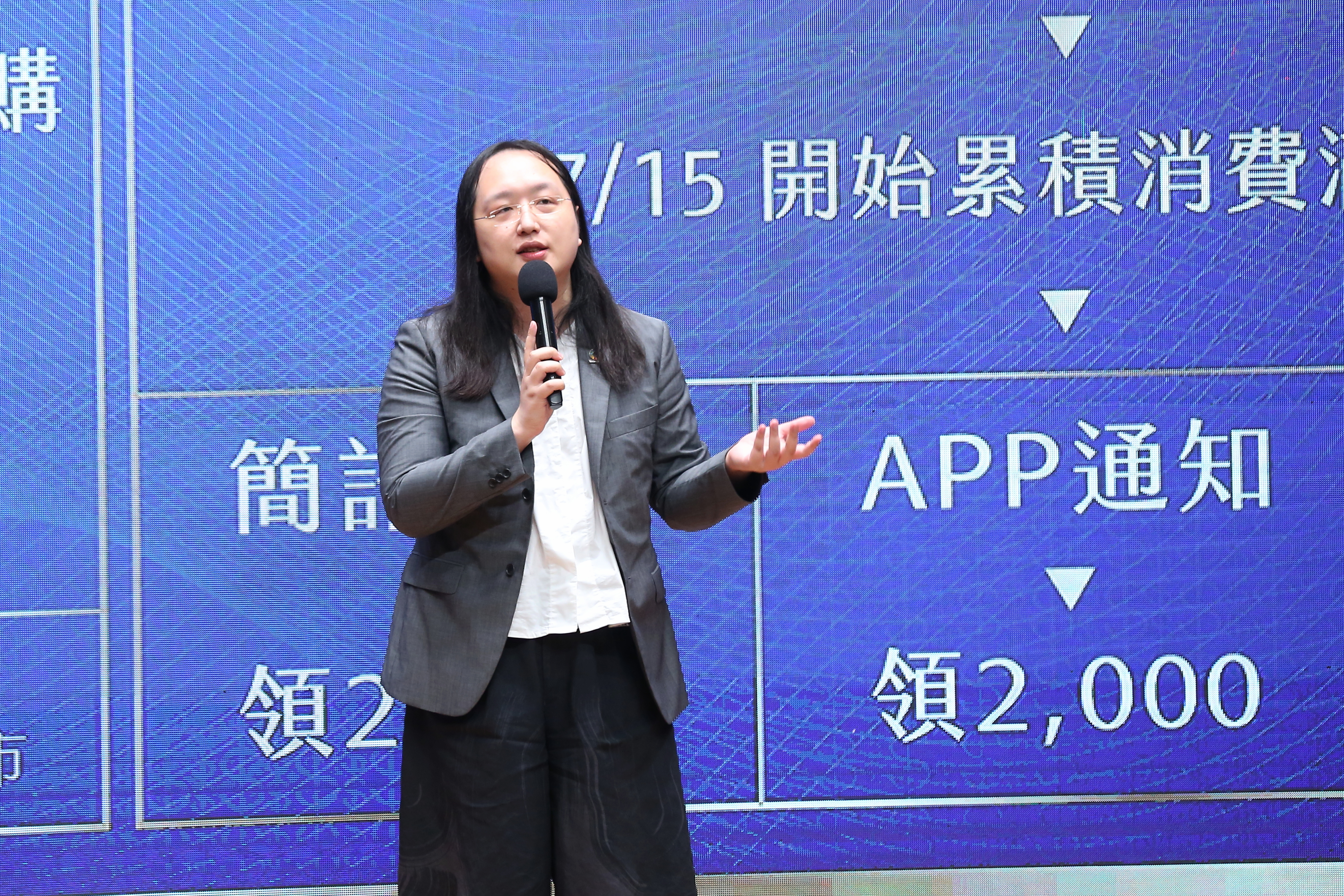 三倍券預購剛上路便發生大當機之景，唐鳳在PTT上親自回應。