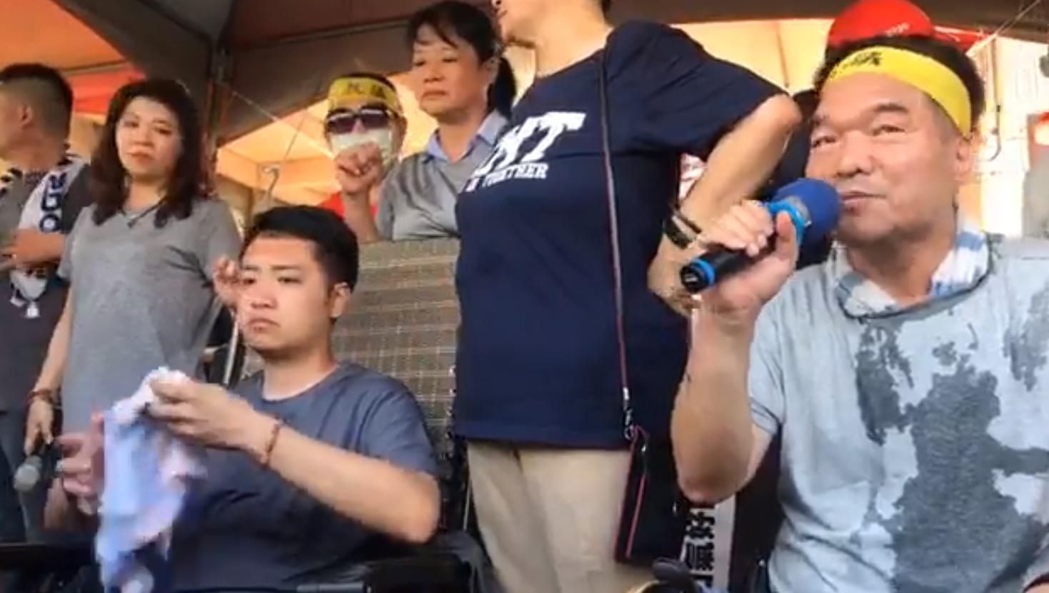 繼黃健豪昏倒送醫後,羅廷瑋(前排左)經醫師評估後,絕食約48小時後遭強制送醫治療。(翻攝自羅廷瑋臉書)