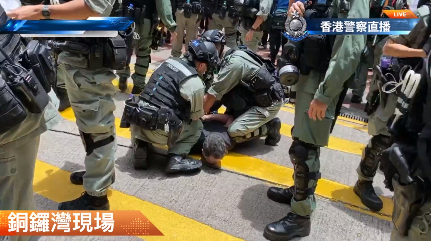 香港警察在抗議現場逮捕立法會議員尹兆堅。(翻攝香港警察臉書)