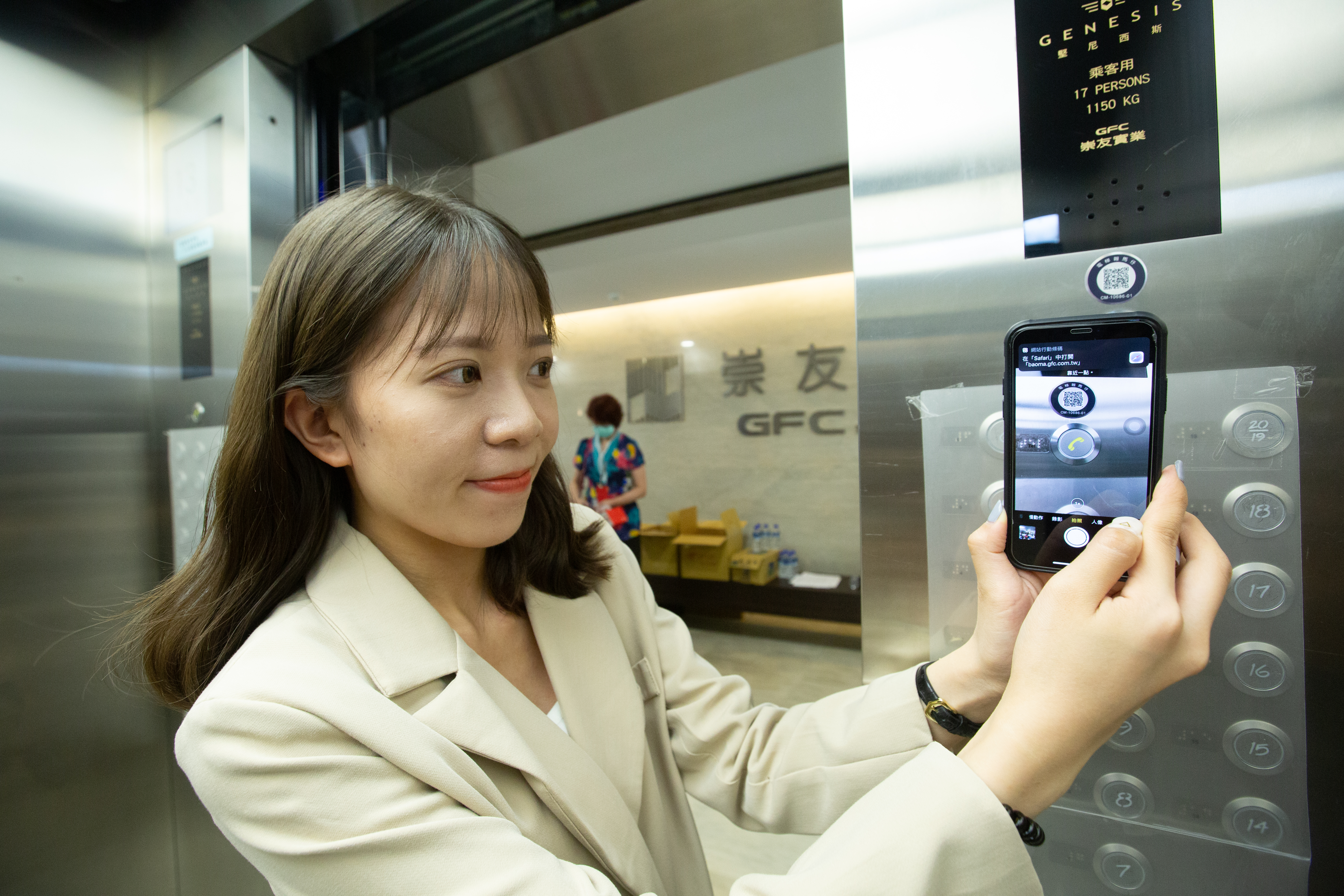 電梯大廠崇友實業推出全球首創的「電梯報馬仔」通報系統，若遇到電梯異常時，民眾可利用電梯內專屬的QR Code，即時掃碼自救，縮短通報時間。