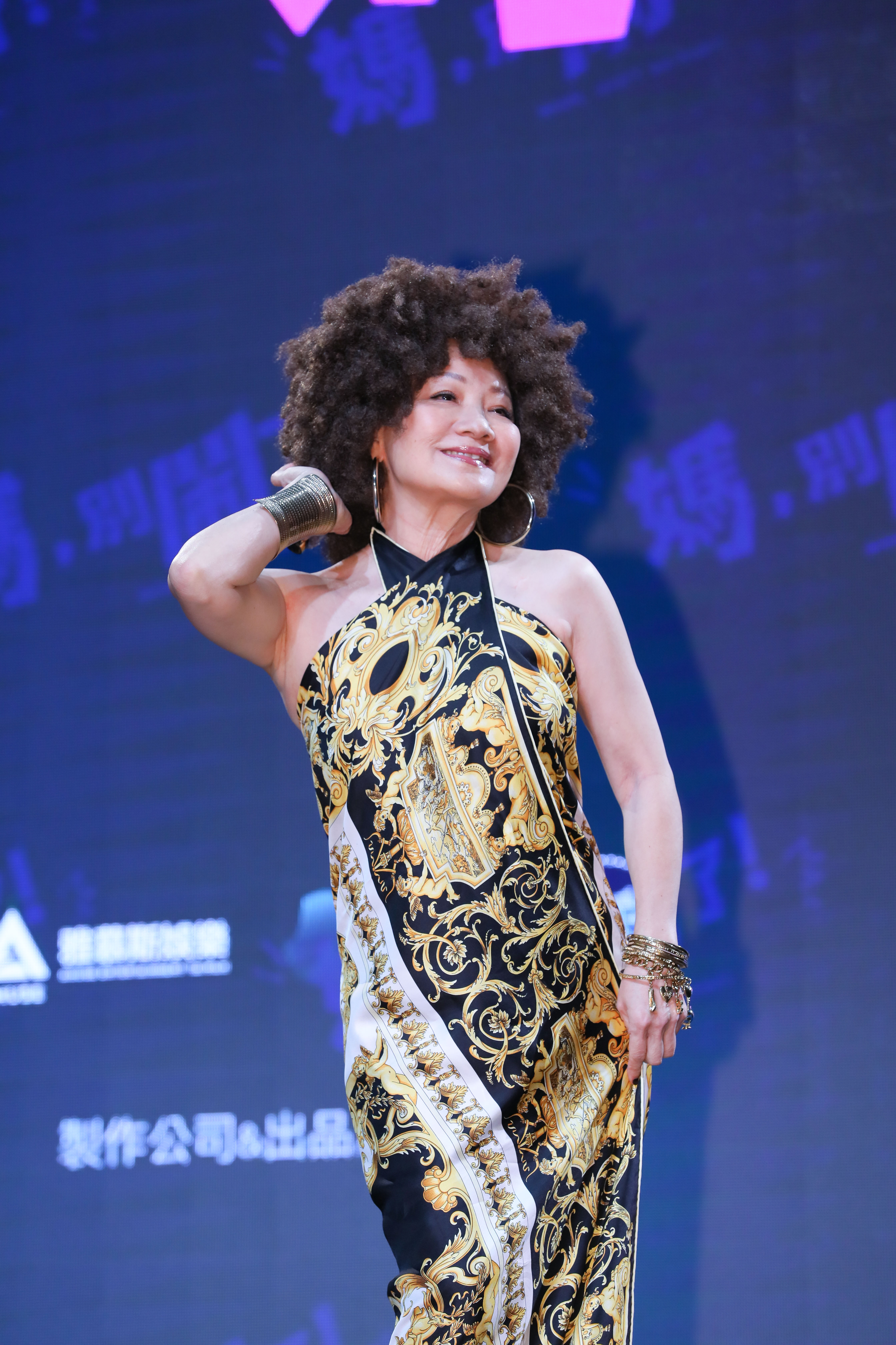 比莉對於穿搭相當有自己想法,充滿特色。