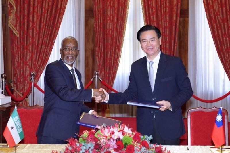 吳釗燮（右）指出，2月時與索馬利蘭外長穆雅辛（左）簽署雙邊議定書，同意互設官方代表機構。（外交部提供）