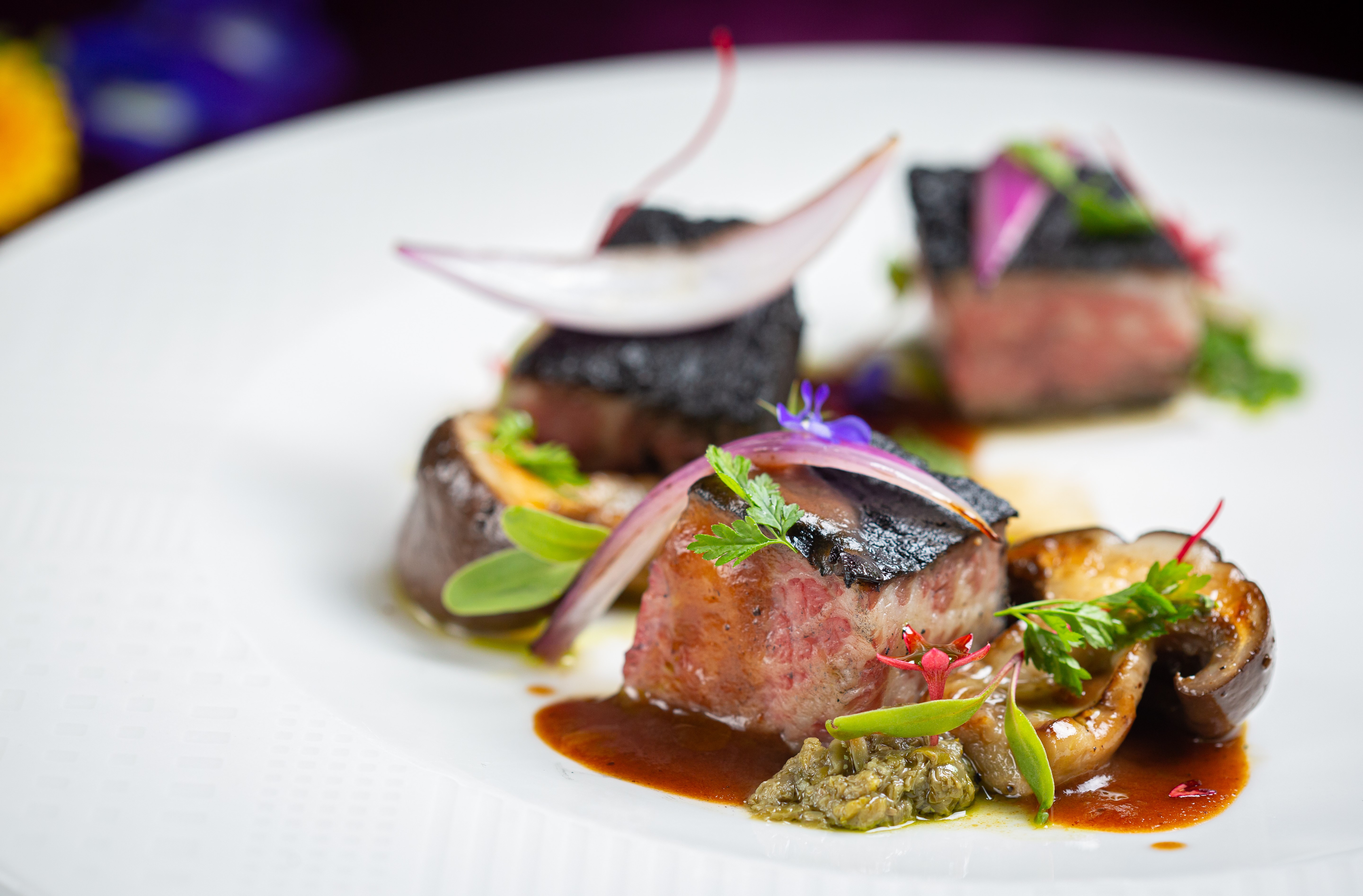 「香煎舒肥美國牛小排」以竹炭粉和迷迭香、橄欖油一起舒肥，不是煎壞燒焦了哦。（3,580元套餐菜色）