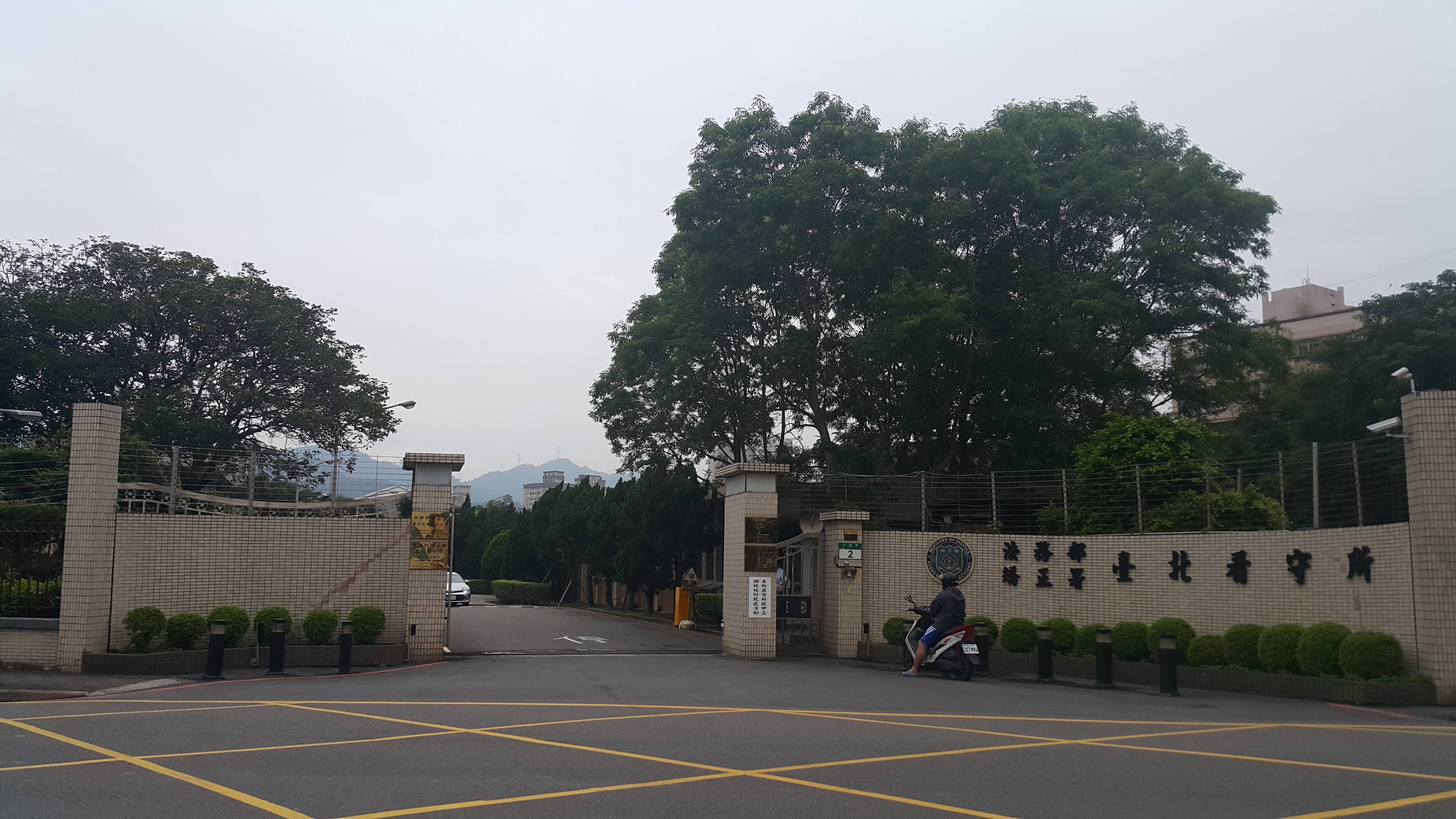 台北看守所爆出收容人家屬探監時將毒品摻在會客菜,導致2名受刑人分食後身體不適戒護送醫。