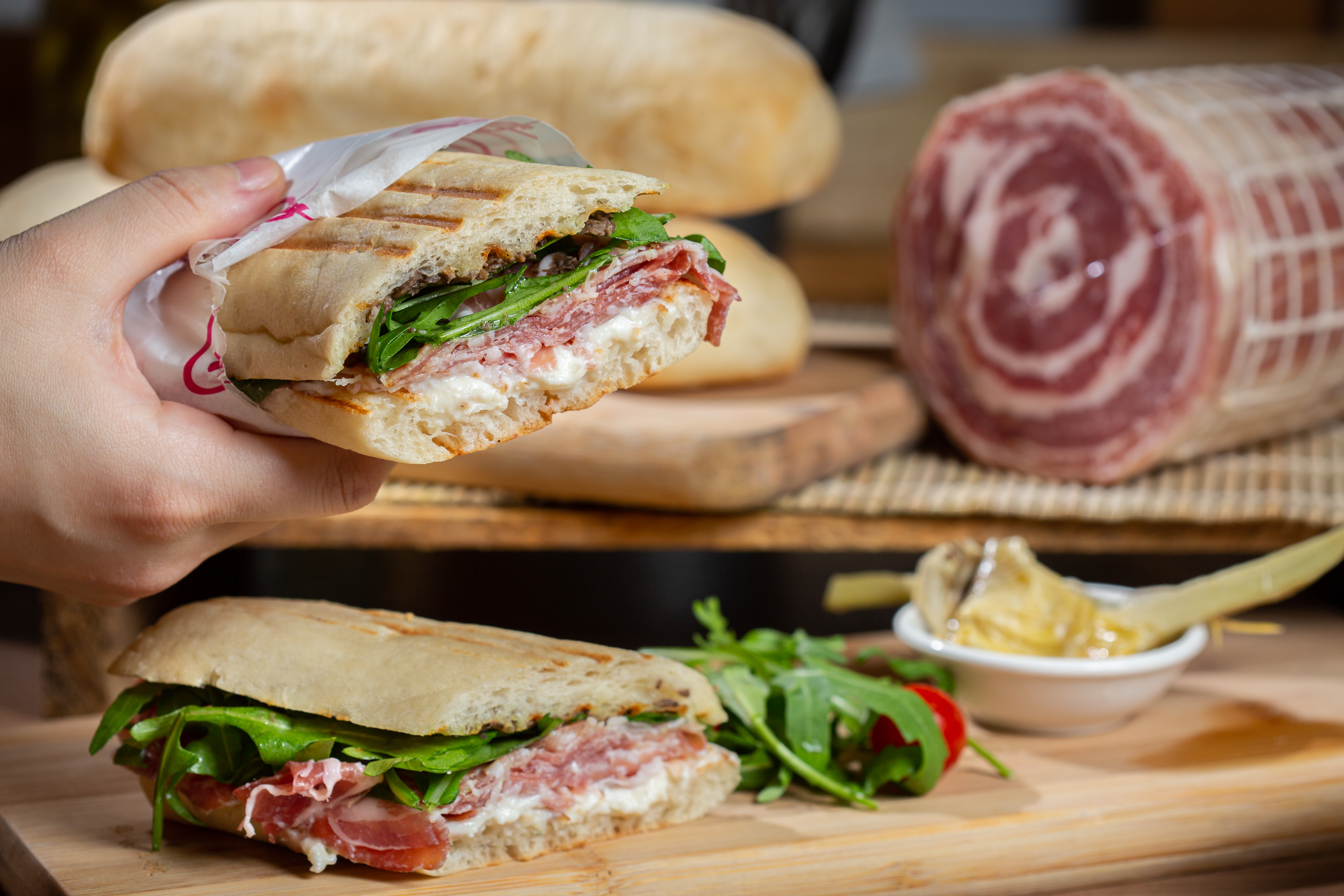 「義大利煙燻培根松露帕尼尼」夾進油脂較多的煙燻培根，抹上松露蘑菇醬、瑞可塔起司、煙燻起司，互不搶味。（320元／份）