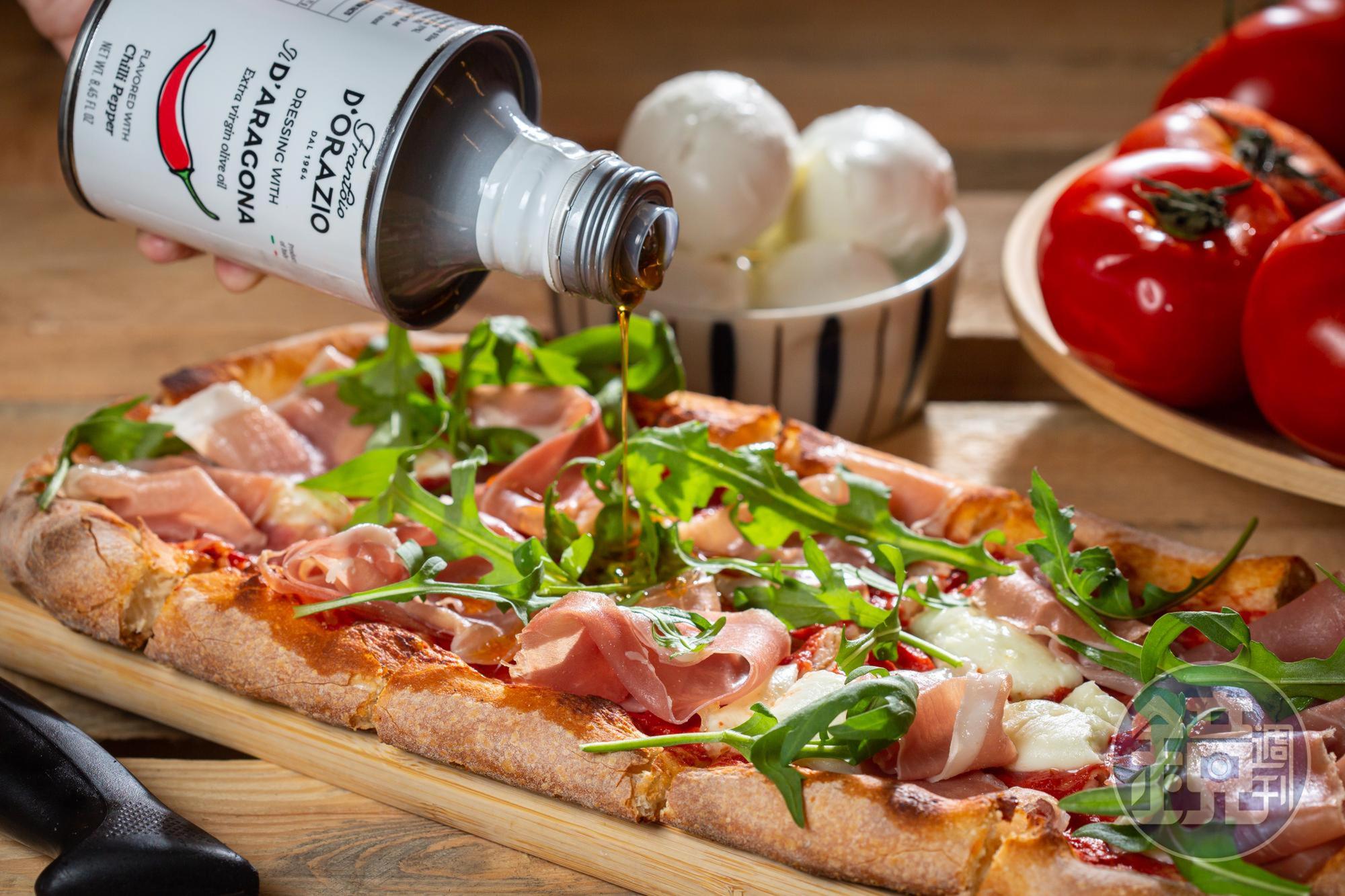 「Prosciutto & Rocket Pizza」（460元／份）淋「辣椒橄欖油」（左上，585元／罐）辛辣惹味。