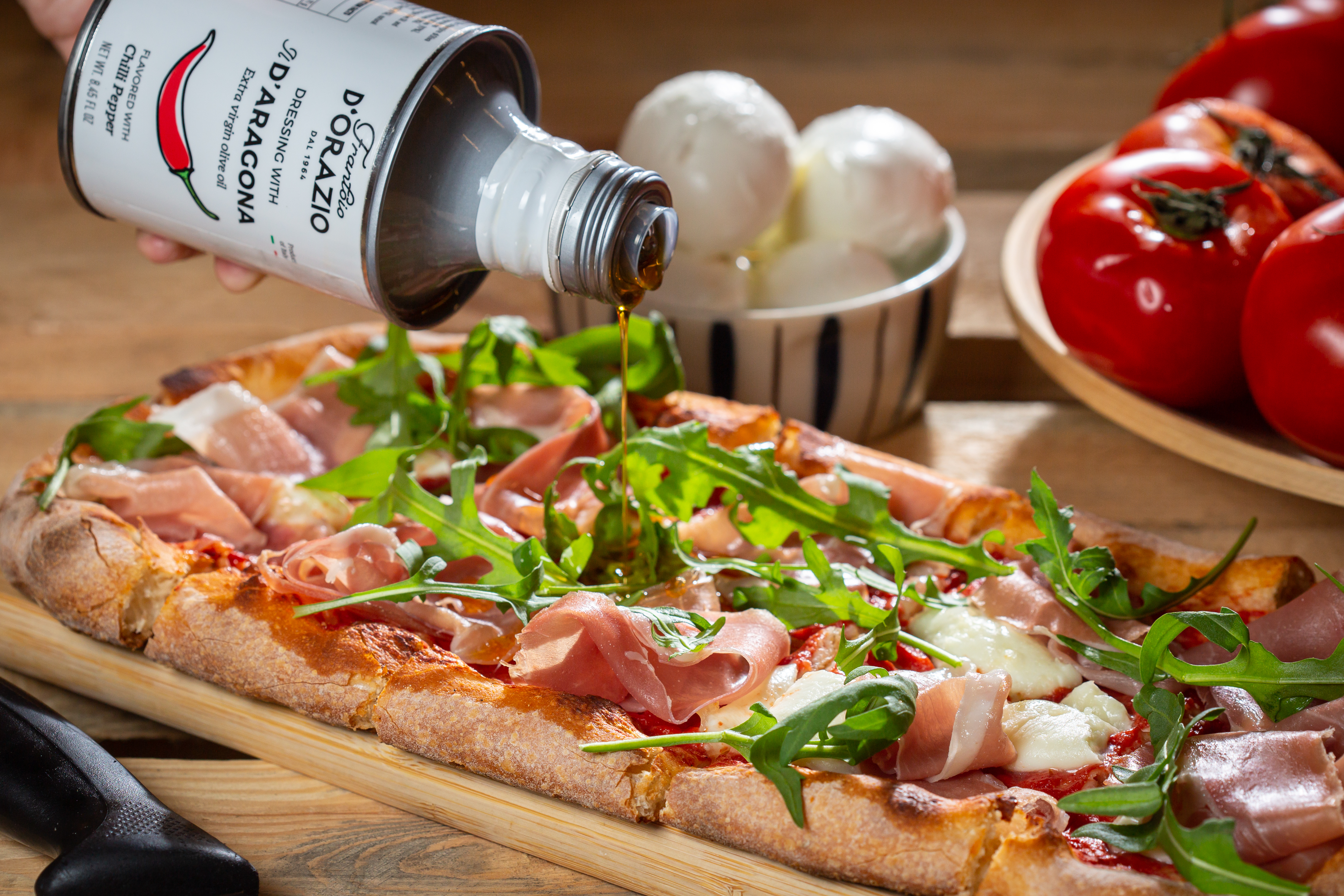 「Prosciutto & Rocket Pizza」(460元/份)淋「辣椒橄欖油」(左上,585元/罐)辛辣惹味。