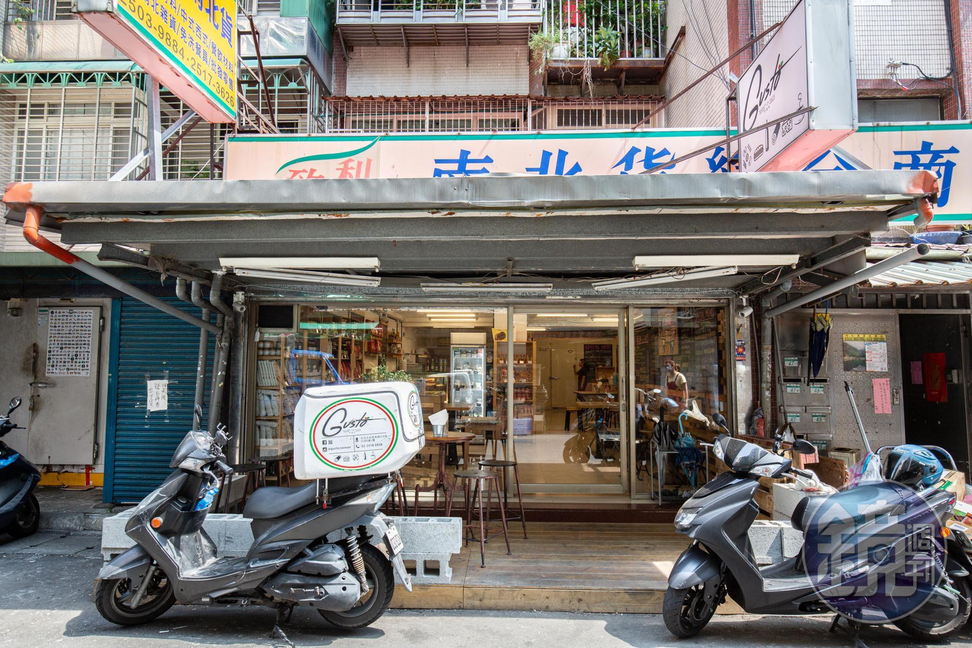 「Gusto-Market Of Taste好食多」招牌很小，隱身在濱江市場巷子裡。
