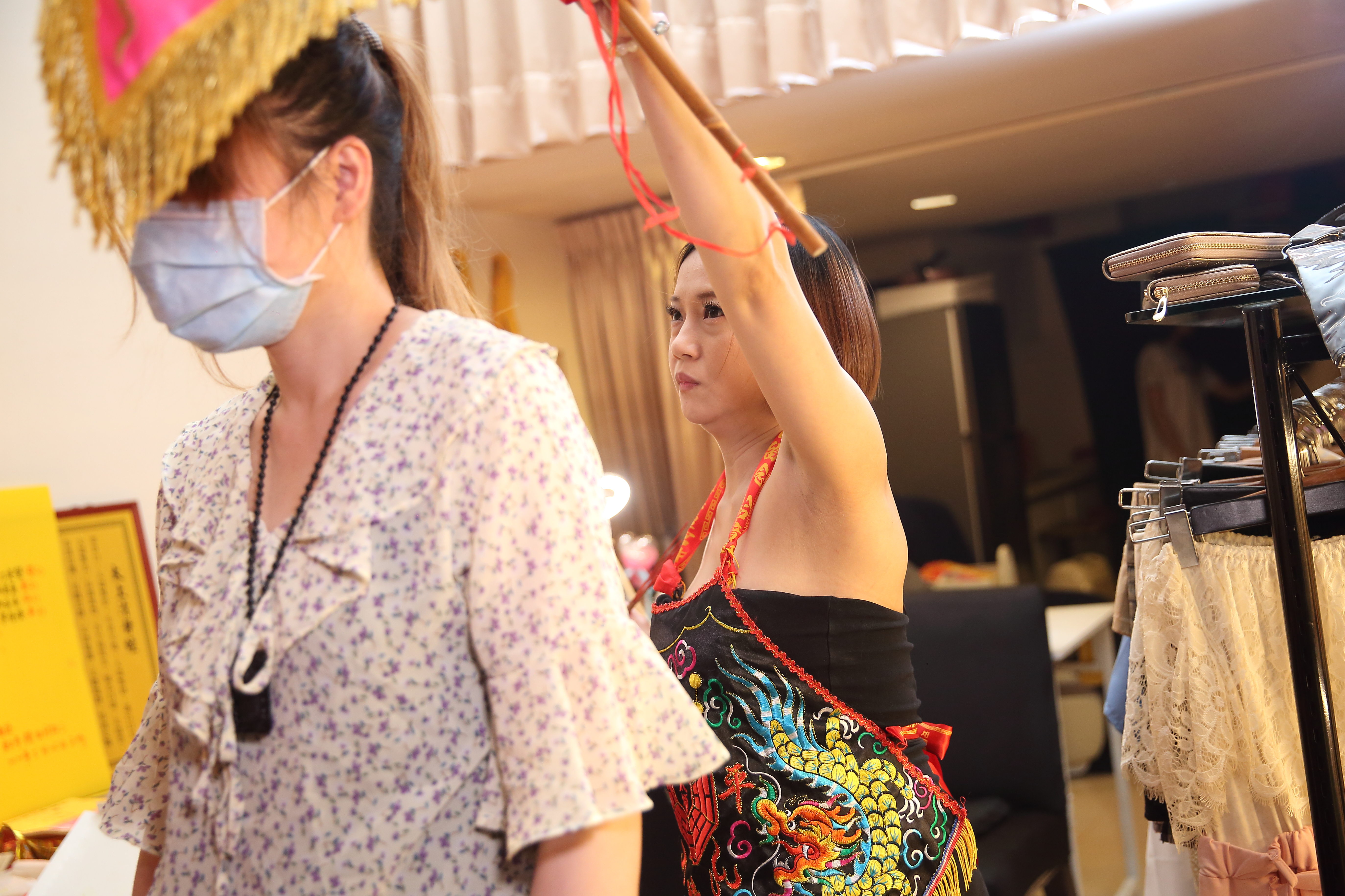 除了幫酒店小姐開光補財庫，鄭安室也經常幫小姐收煞。