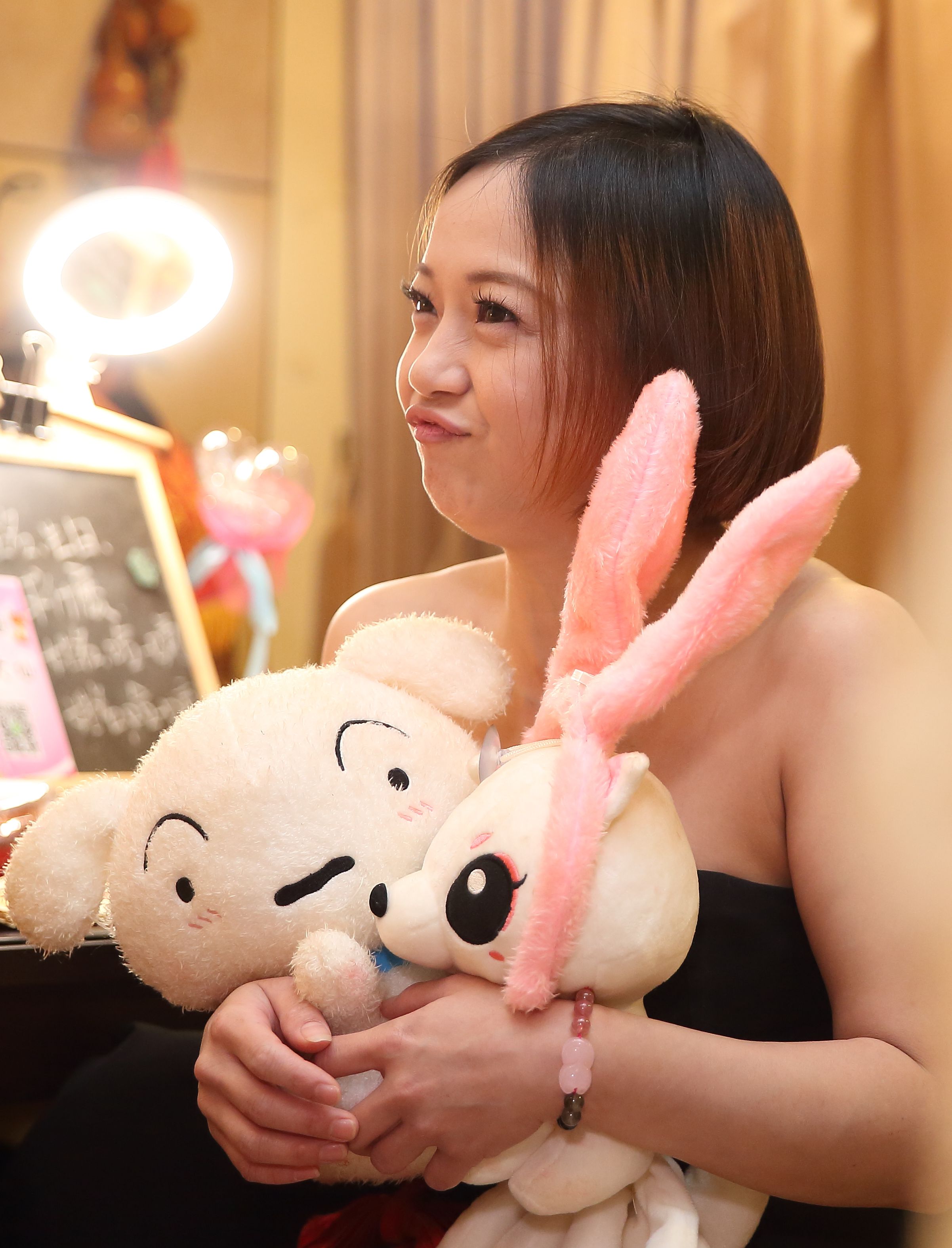 狐仙娘娘抱著的那隻小狐狸上身，她突然抱起絨毛娃娃嘟嘴說話，模樣十分可愛。