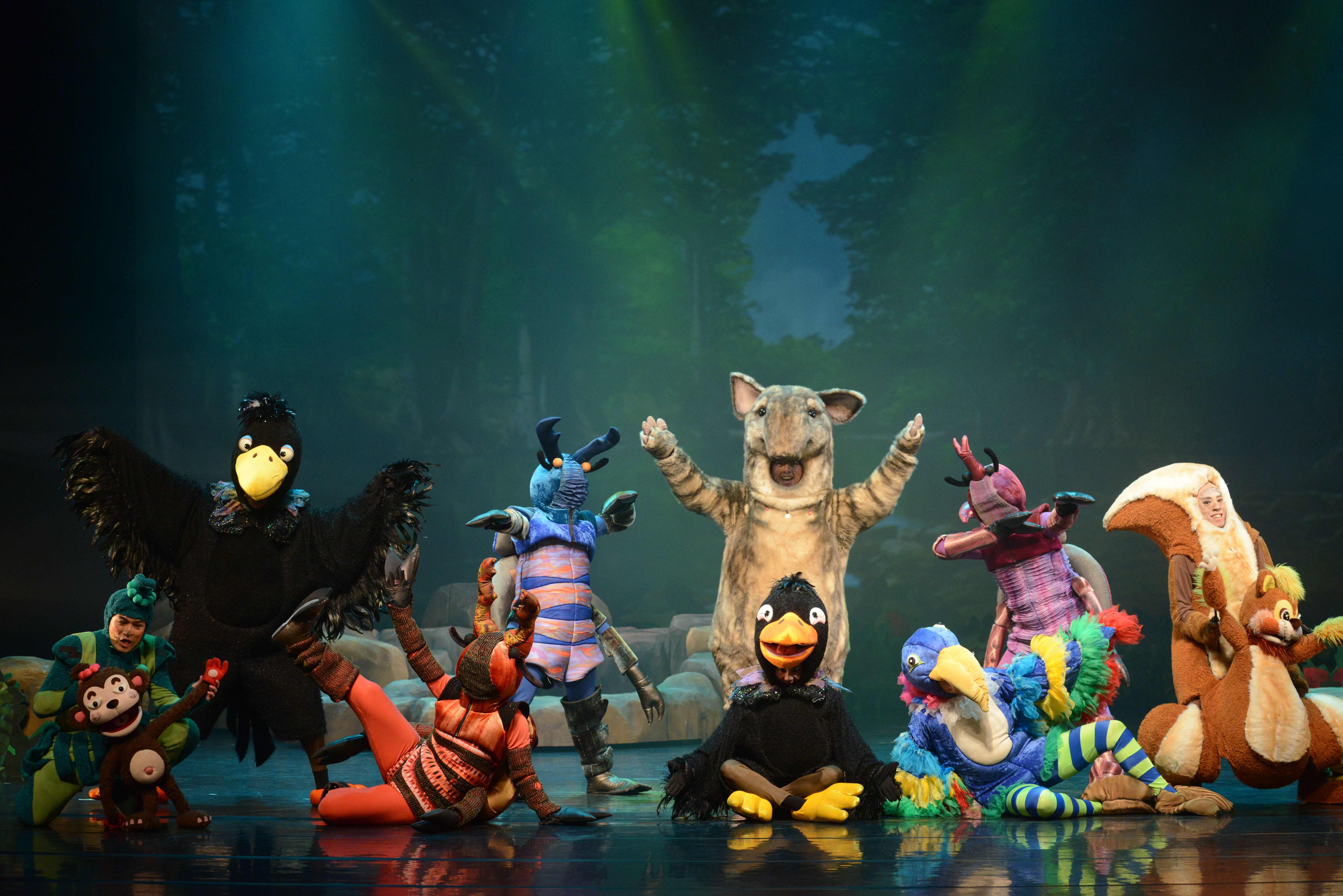 紙風車劇團攜手中信慈善基金會「點燃生命之火」，為偏鄉孩子帶去精彩表演。（紙風車劇團提供）