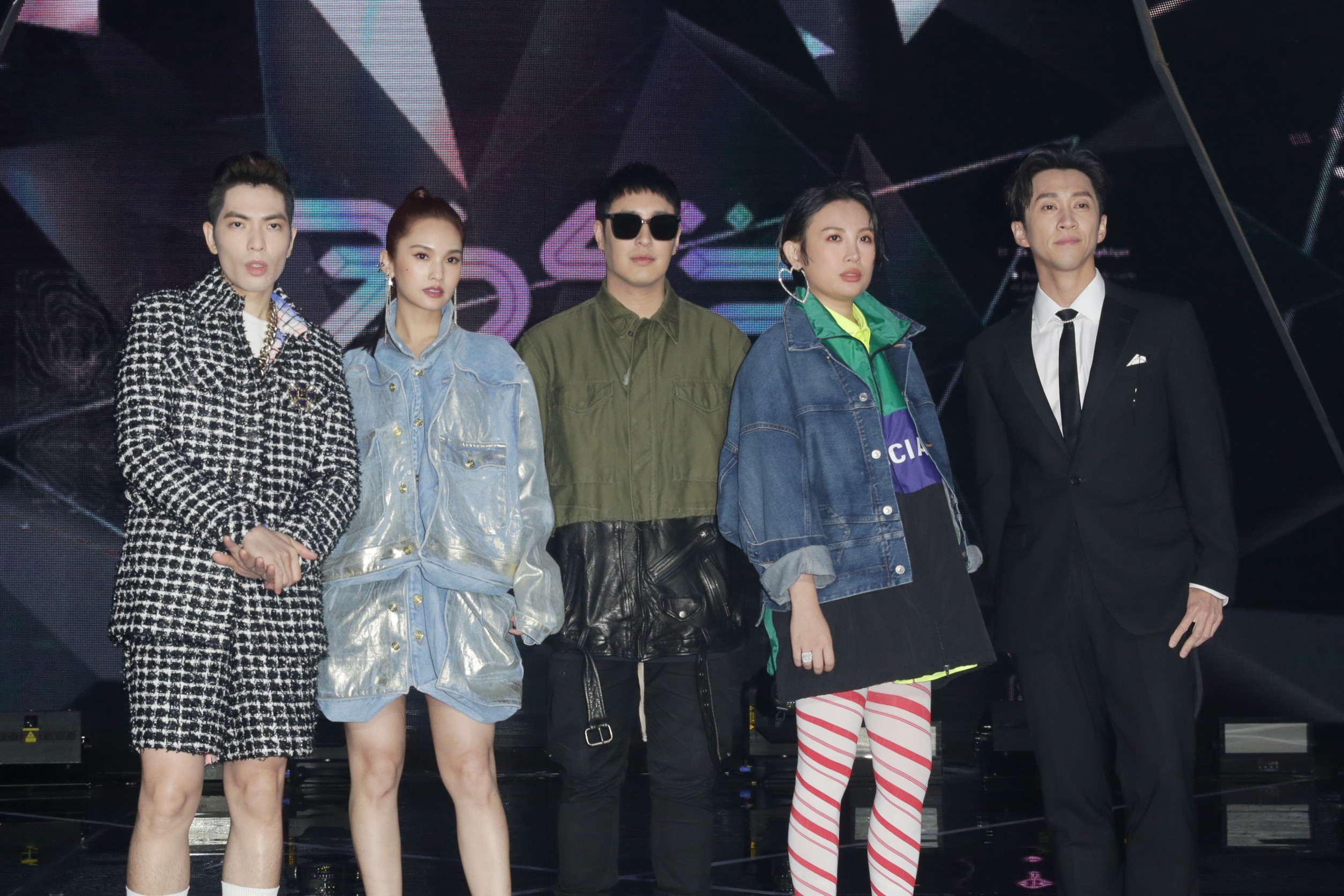 《菱格世代DD52》女團選秀節目今晚錄製總決賽，蕭敬騰和魏如萱擔任評審嘉賓。