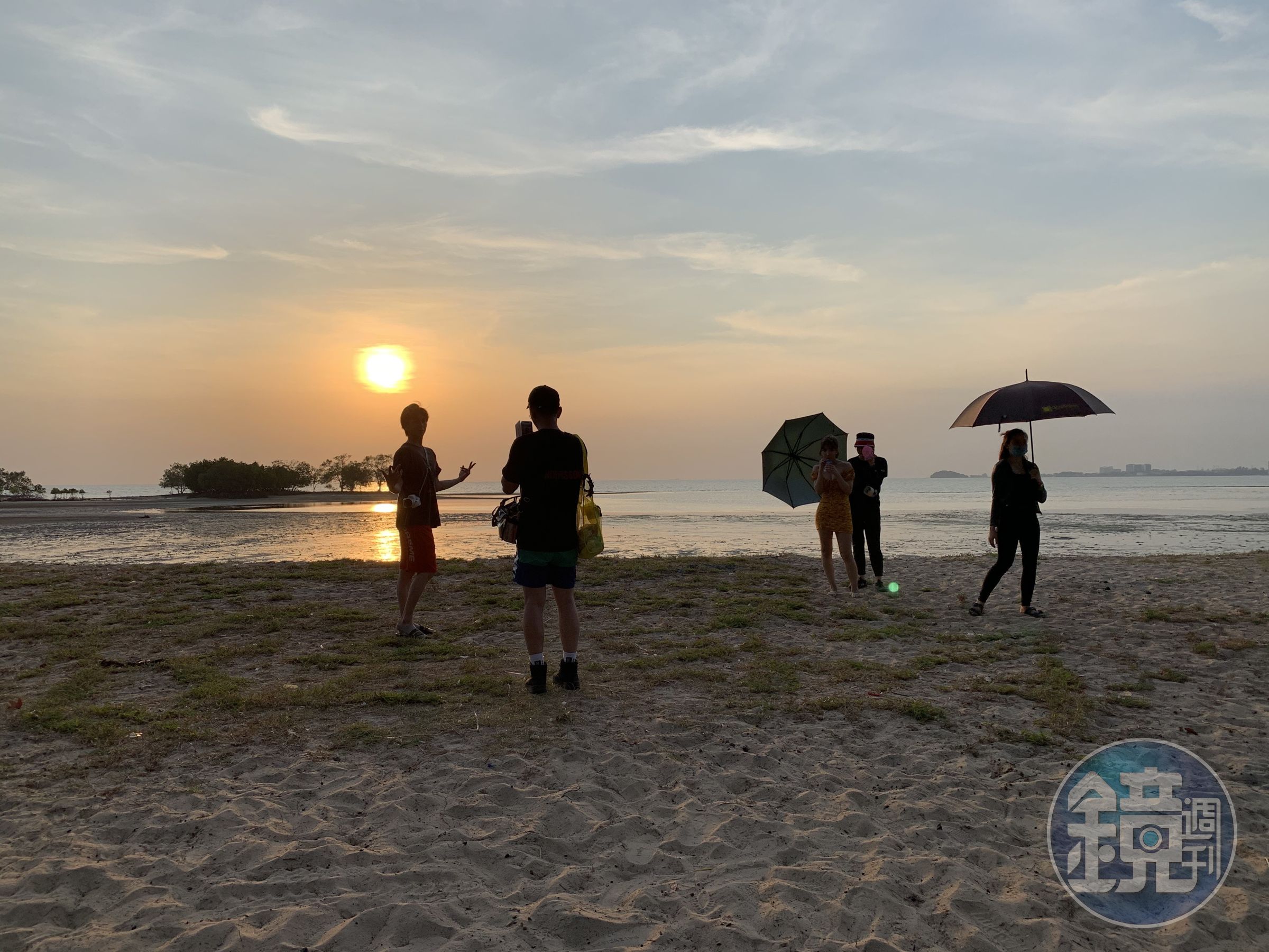 為了不能曬太陽的三上悠亞（右三），工作團隊利用夕陽時刻捕捉畫面。（日本pierrot提供） 6