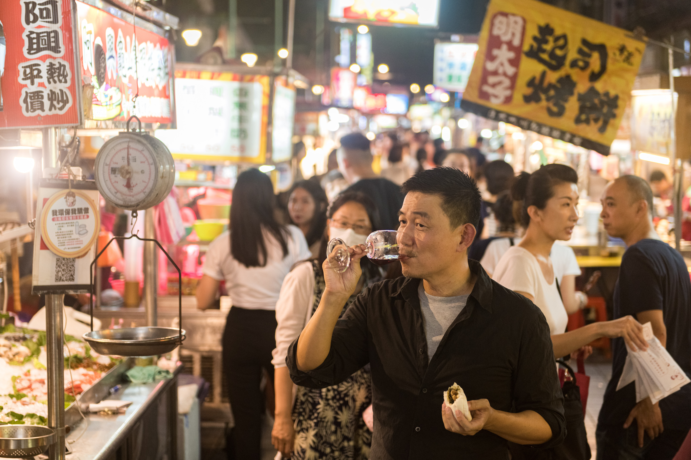 葡萄酒權威林裕森認為薄酒萊的鮮美可口，與夜市小吃最為搭配。